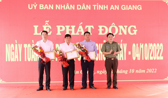 Đại tá Lâm Phước Nguyên, Giám đốc Công an tỉnh trao hoa và thư cảm tạ cho các Công ty hỗ trợ máy bơm chữa cháy. Ảnh: Nghiêm Túc.