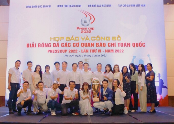 Ban Biên tập và cán bộ, phóng viên Gia đình Việt Nam tại chương trình họp báo ra mắt mùa giải mới Press Cup 2022