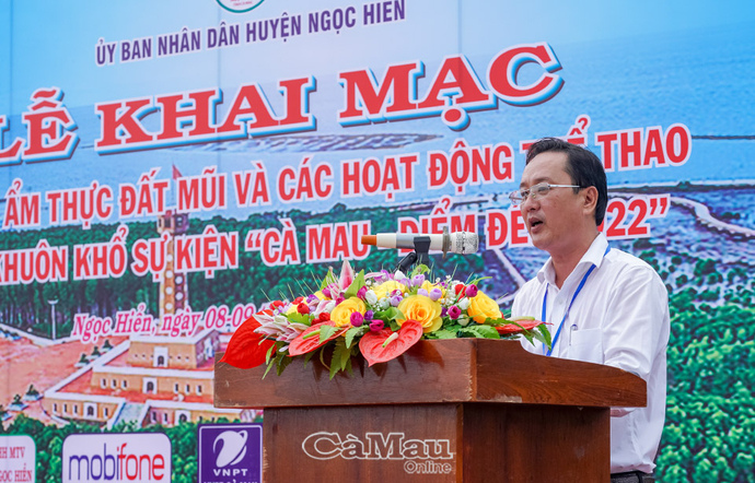 Ông Đặng Minh Khởi, Phó chủ tịch UBND huyện Ngọc Hiển, phát biểu khai mạc. Ảnh Báo Cà Mau.