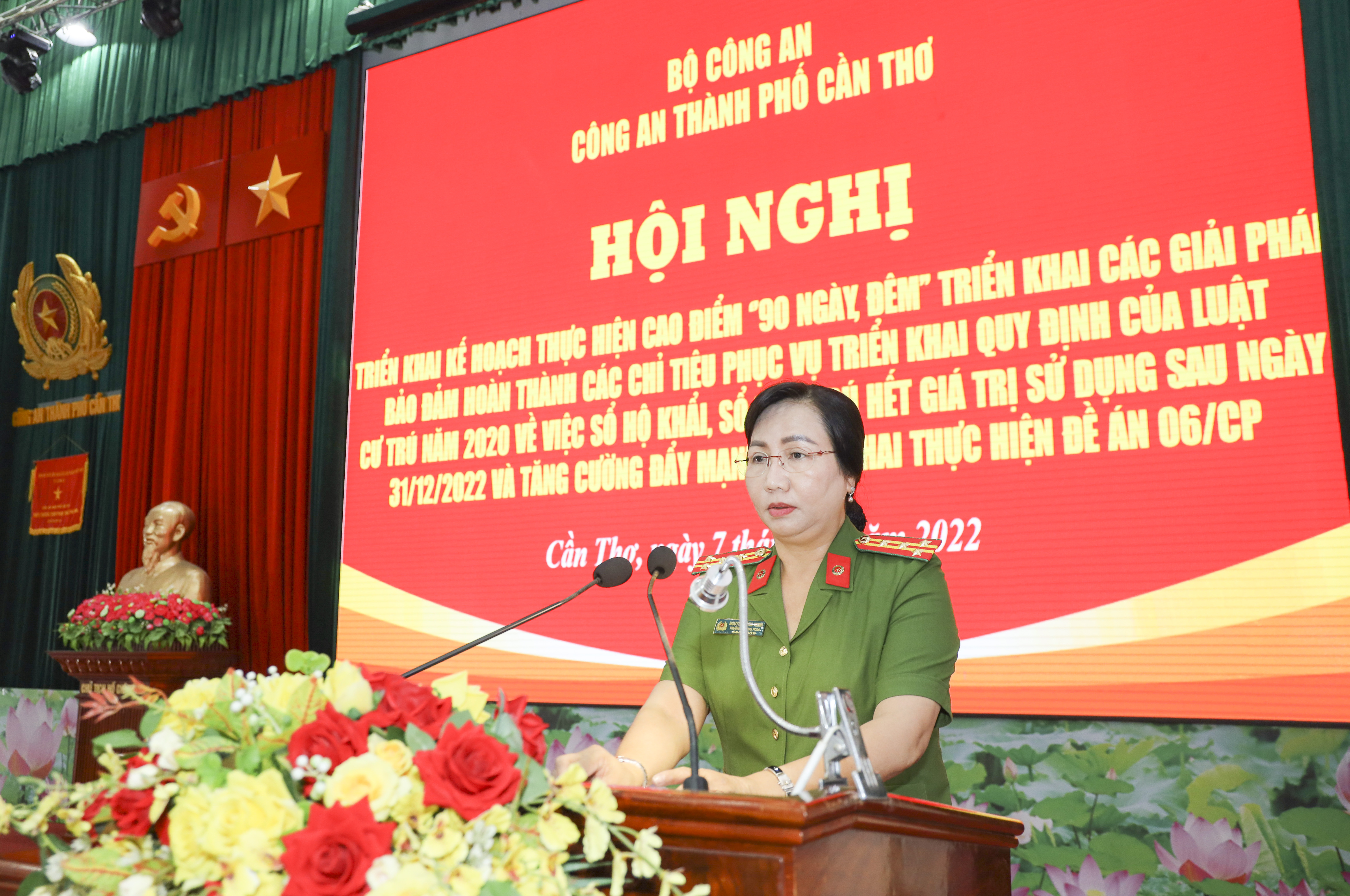 Đại tá Nguyễn Hồng Trinh - Trưởng Phòng Cảnh sát quản lý hành chính về trật tự xã hội, Công an TP. Cần Thơ báo cáo nội dung trọng tâm đợt cao điểm.