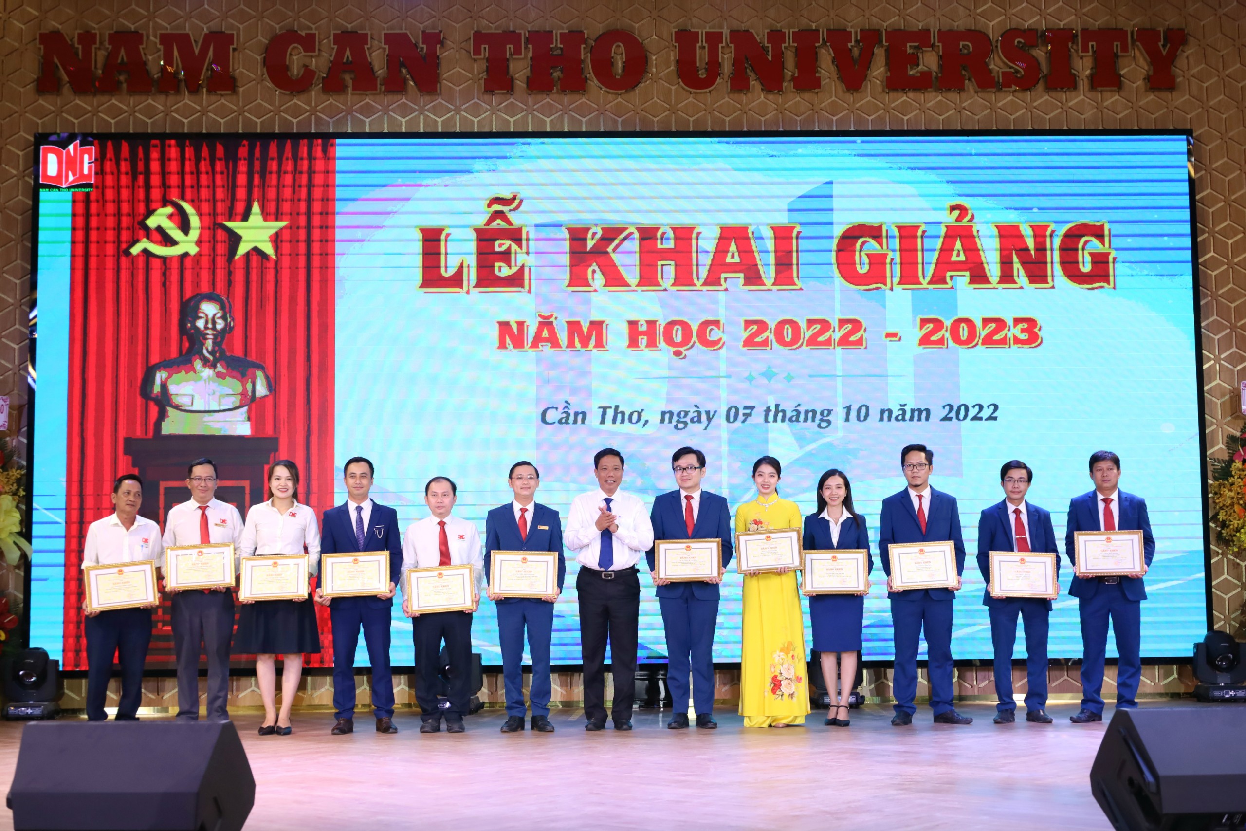 Ông Nguyễn Thực Hiện - Phó Chủ tịch UBND TP Cần Thơ trao tặng bằng khen của Chủ tịch UBND TP.Cần Thơ cho các cá nhân đạt thành tích xuất sắc.