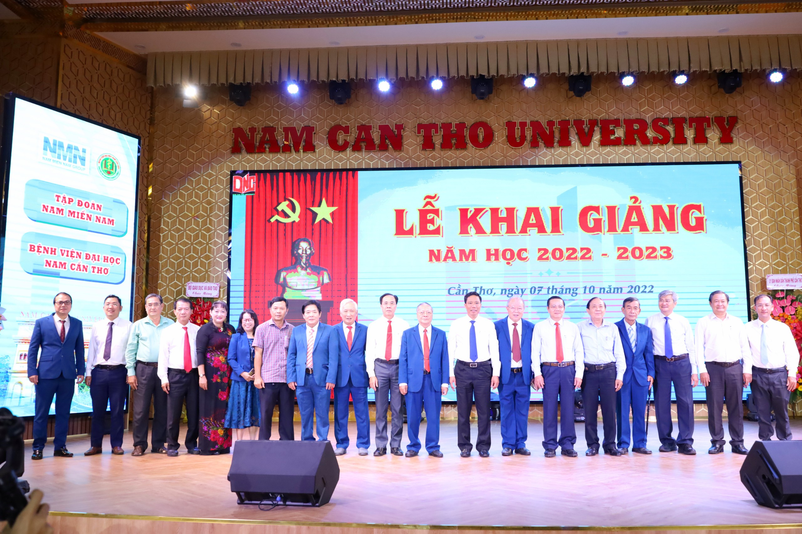 Các đại biểu và ban giám hiệu chụp hình lưu niệm tại lễ khai giảng năm học 2022 - 2023 Trường Đại học Nam Cần Thơ.
