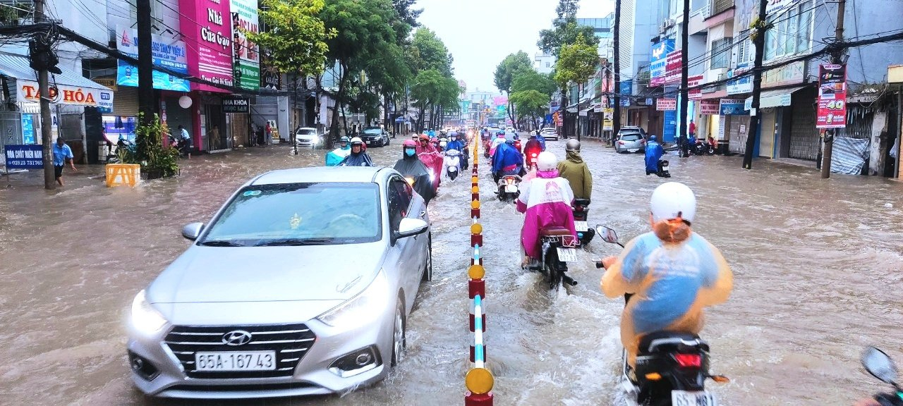 Mực nước trên sông Hậu dâng cao theo hệ thống kênh rạch tràn vào nhiều khu vực ở quận Ninh Kiều, Bình Thuỷ, Ô Môn, Cái Răng TP. Cần Thơ khiến nhiều tuyến đường ngập sâu trong nước.