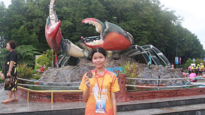 Nguyễn Yến Huỳnh - nữ sinh lớp 10 thường xuyên tham gia các giải chạy trong khu vực và đạt thành tích khá tốt. (Ảnh: Chuông Mây)