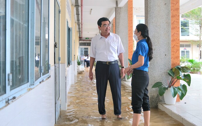 Ông Trần Thanh Bình, Giám đốc Sở GD&ĐT TP Cần Thơ kiểm tra các điểm trường bị ngập do triều cường.