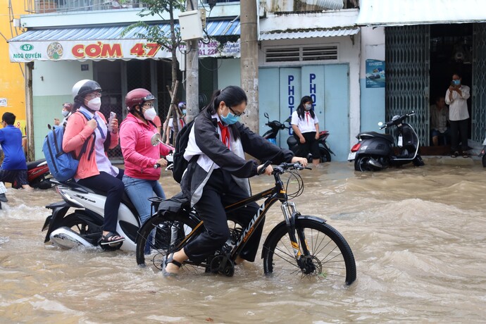 Các tuyến đường trong trung tâm TP Cần Thơ bị ngập sâu vào sáng ngày 10/10.