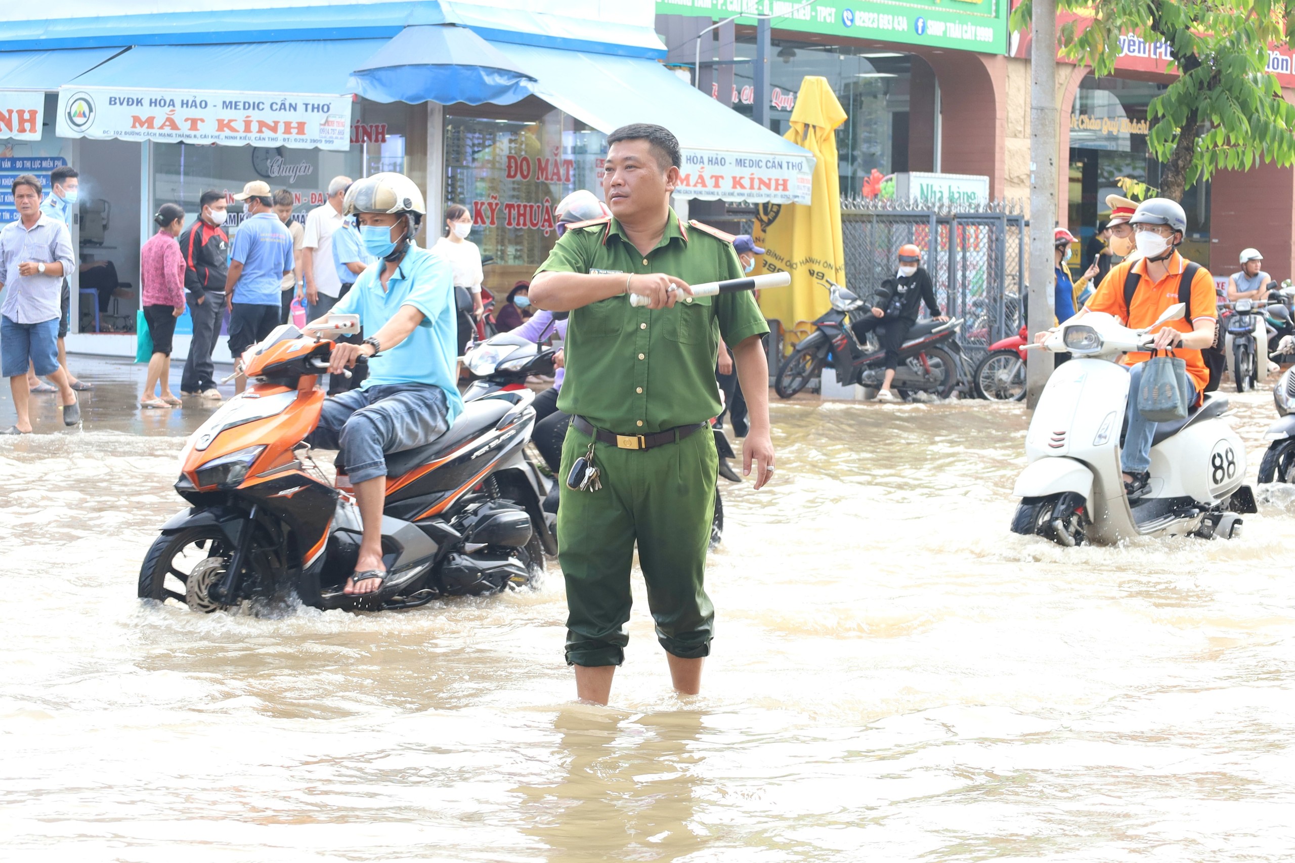 Trong những ngày qua lực lượng Công an phường Cái Khế, quận Ninh Kiều luôn túc trực tại tuyến đường CMT8 để điều tiết giao thông, hỗ trợ người dân.