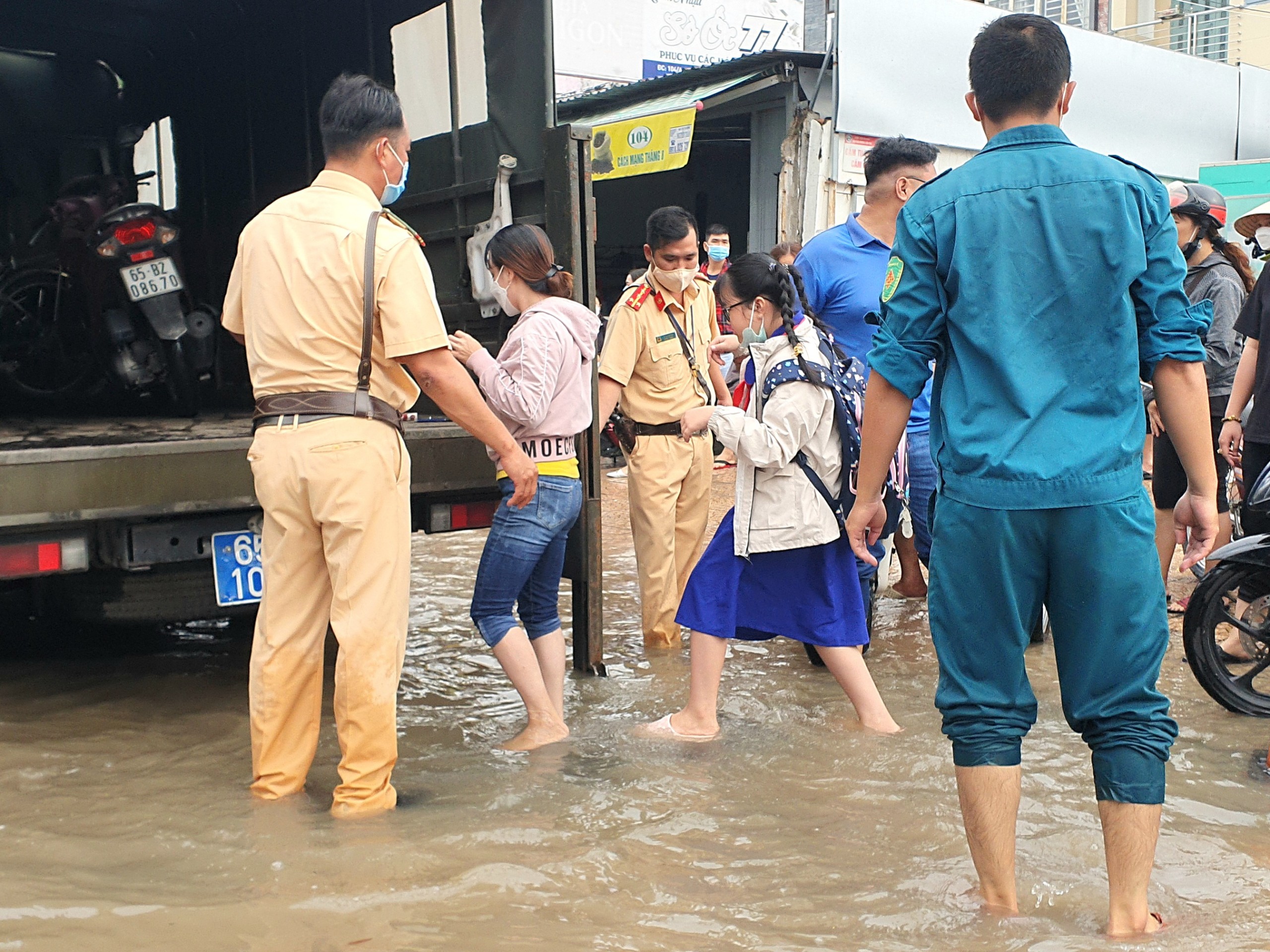 Lực lượng cảnh sát giao thông sử dụng xe chuyên dụng để hỗ trợ học sinh đến trường, người lao động đến công ty làm việc.