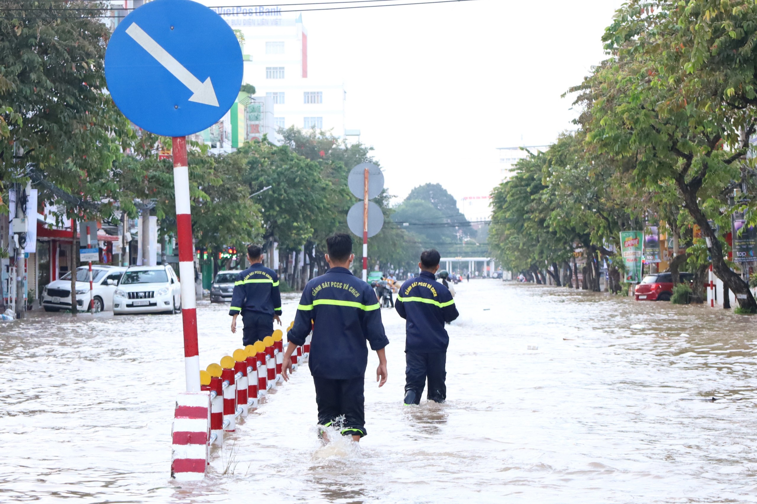 Ngay từ sáng sớm mỗi ngày các chiến sĩ lực lượng Cảnh sát PCCC và CNCH đã có mặt tại các tuyến đường ngập sâu để hỗ trợ người dân.