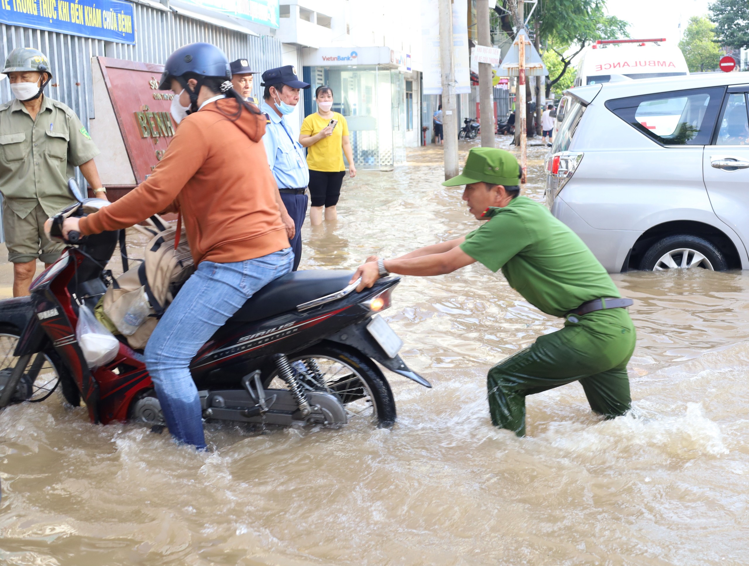 Lực lượng Công an hỗ trợ người tham gia giao thông tại trước khu vực Bệnh viện Tim mạch TP. Cần Thơ.