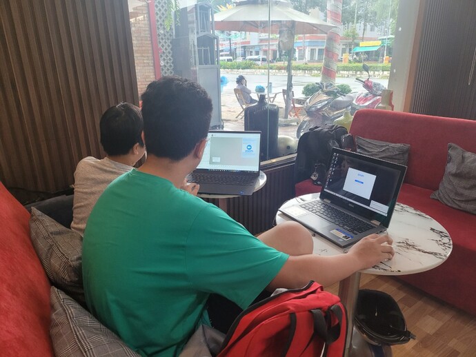 Nhiều học sinh ra quán cafe tìm internet để tiếp tục học online.