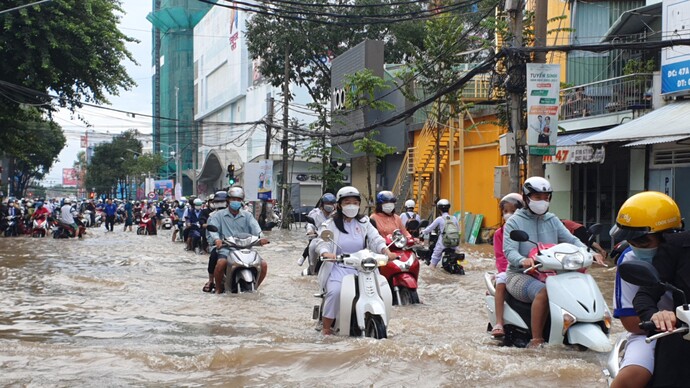 Các tuyến đường trong trung tâm TP Cần Thơ bị ngập sâu khiến học sinh gặp khó khăn trong việc đến trường.