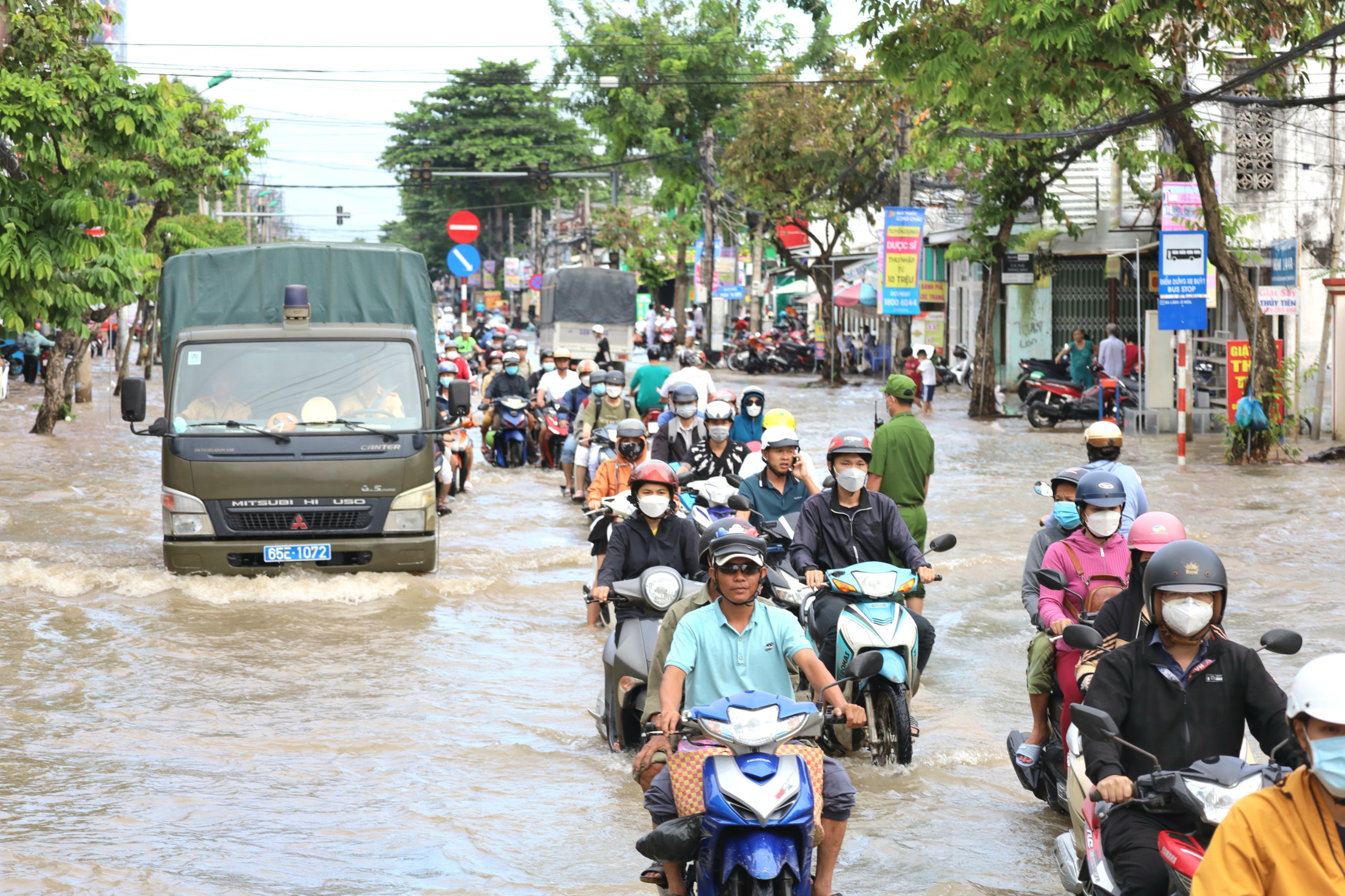 Xe chuyên dụng di chuyển hỗ trợ người dân đi qua đoạn ngập sâu.