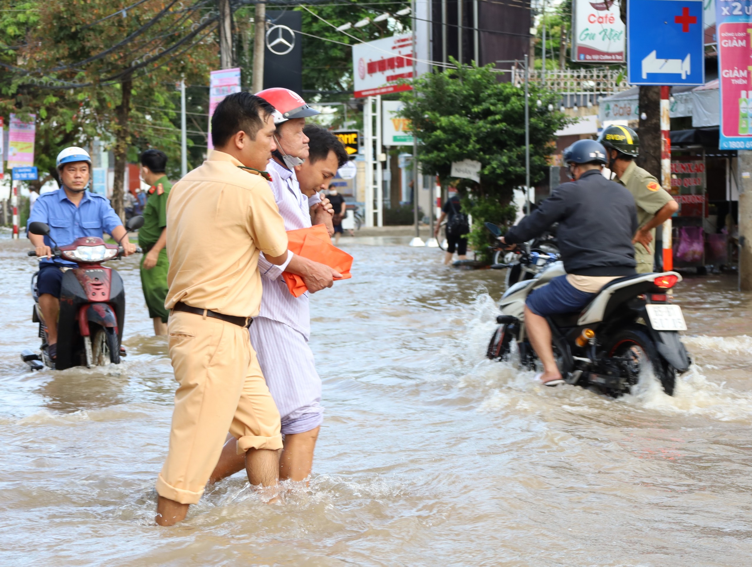 Lực lượng cảnh sát giao thông hỗ trợ người dân đến khám bệnh tại Bệnh viện Đa Khoa Hoà Hảo - Medic Cần Thơ.