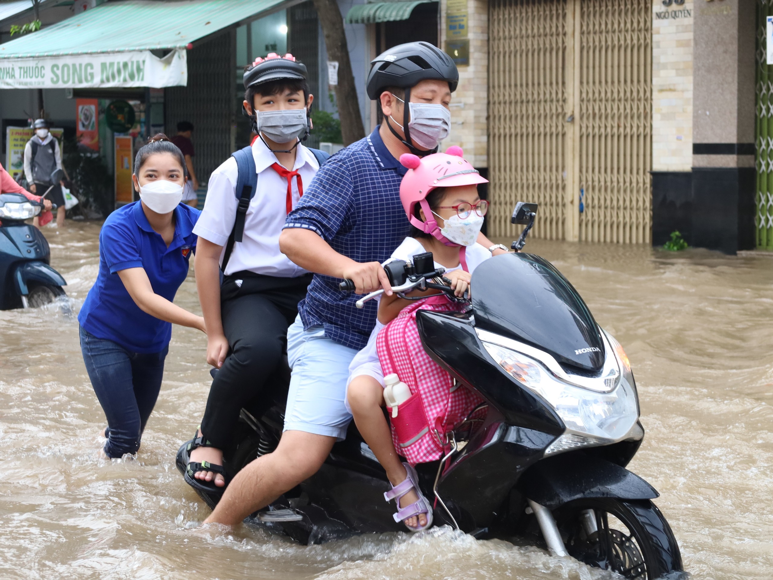 Hỗ trợ phụ huynh đưa con đến trường.