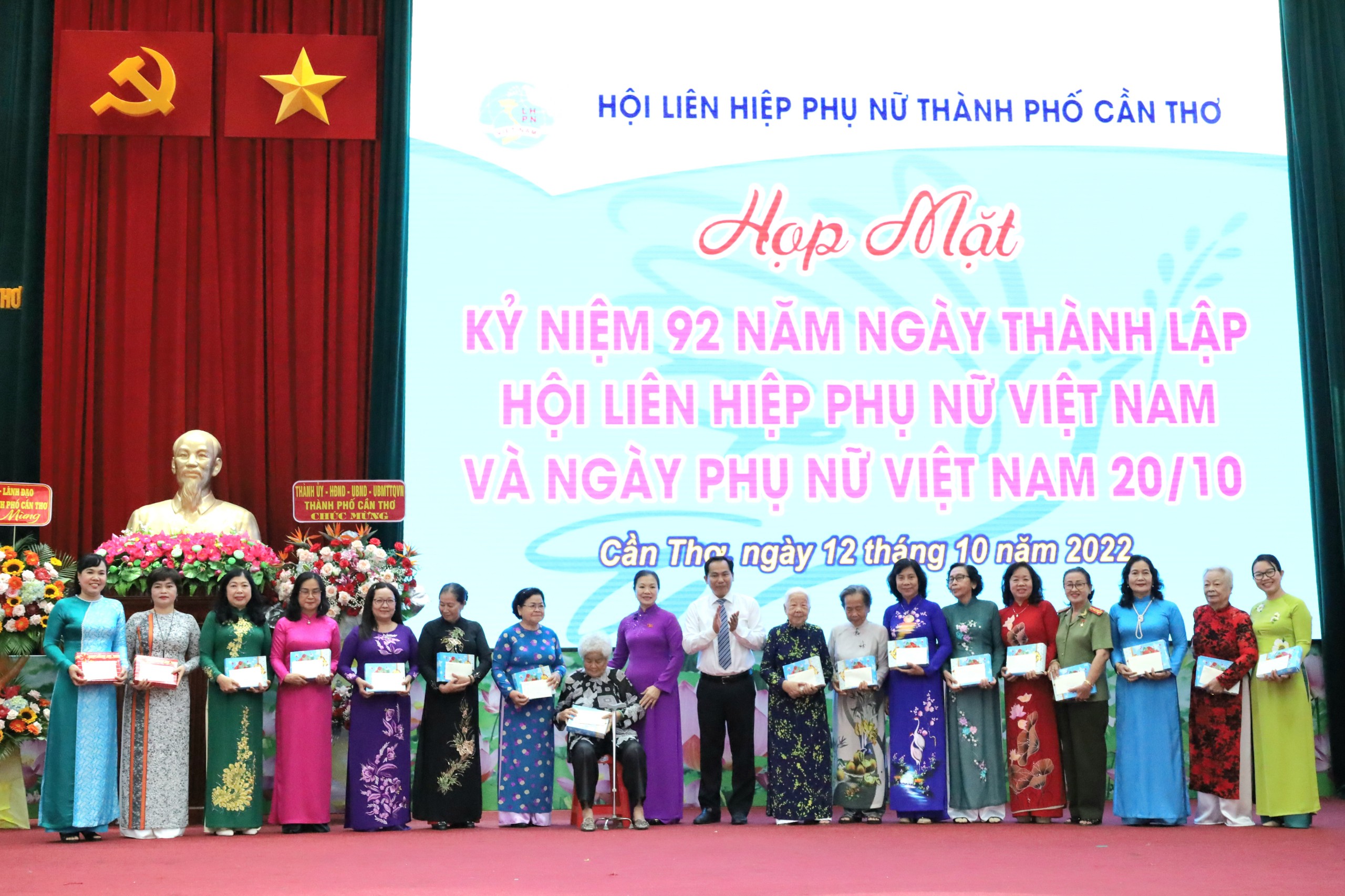 Bà Trương Thị Ngọc Ánh - Phó Chủ tịch Ủy ban Trung ương MTTQVN và ông Lê Quang Mạnh - UV BCH Trung ương Đảng, Bí thư Thành ủy Cần Thơ tặng quà cho các đại biểu.