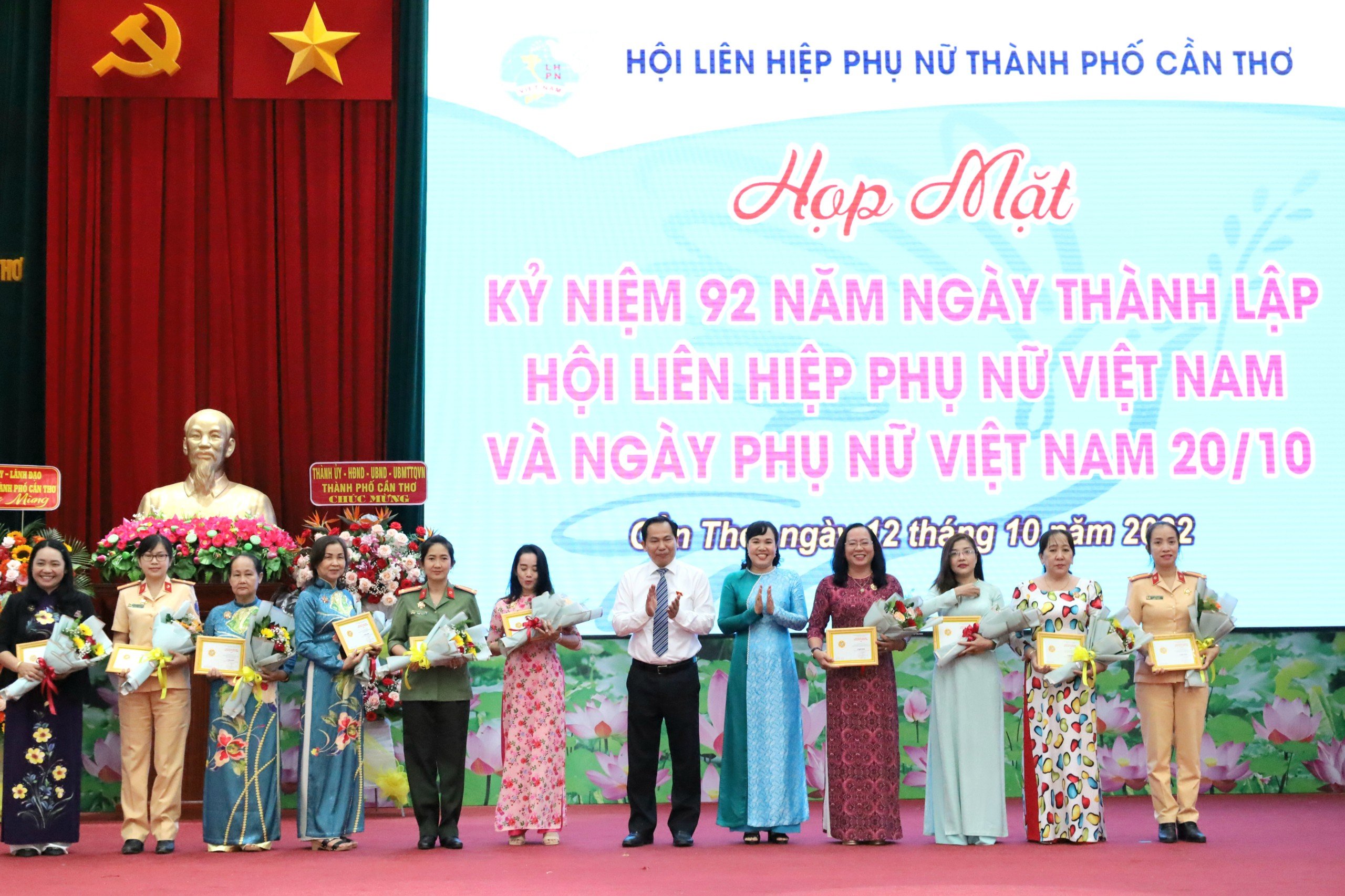 Ông Lê Quang Mạnh - UV BCH Trung ương Đảng, Bí thư Thành ủy Cần Thơ và bà Võ Kim Thoa – Chủ tịch Hội Liên hiệp Phụ nữ TP. Cần Thơ trao tặng Kỷ niệm chương “Vì sự phát triển của phụ nữ Việt Nam” năm 2022 cho các cá nhân.
