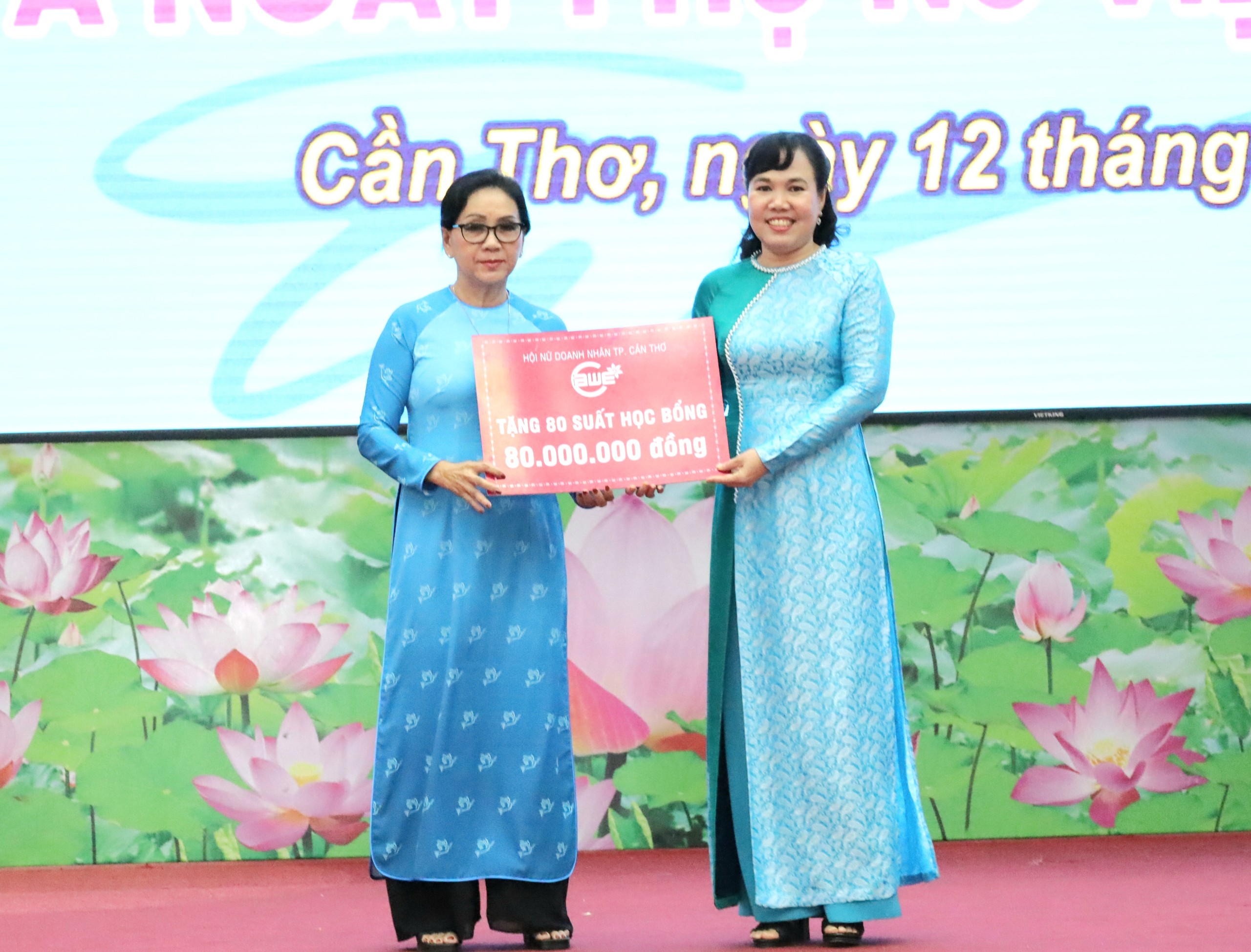 Bà Tạ Thị Thu - Chủ tịch Hội Nữ Doanh nhân TP. Cần Thơ trao tặng 80 suất học bổng cho nữ học sinh vượt khó học giỏi với trị giá 80 triệu đồng.