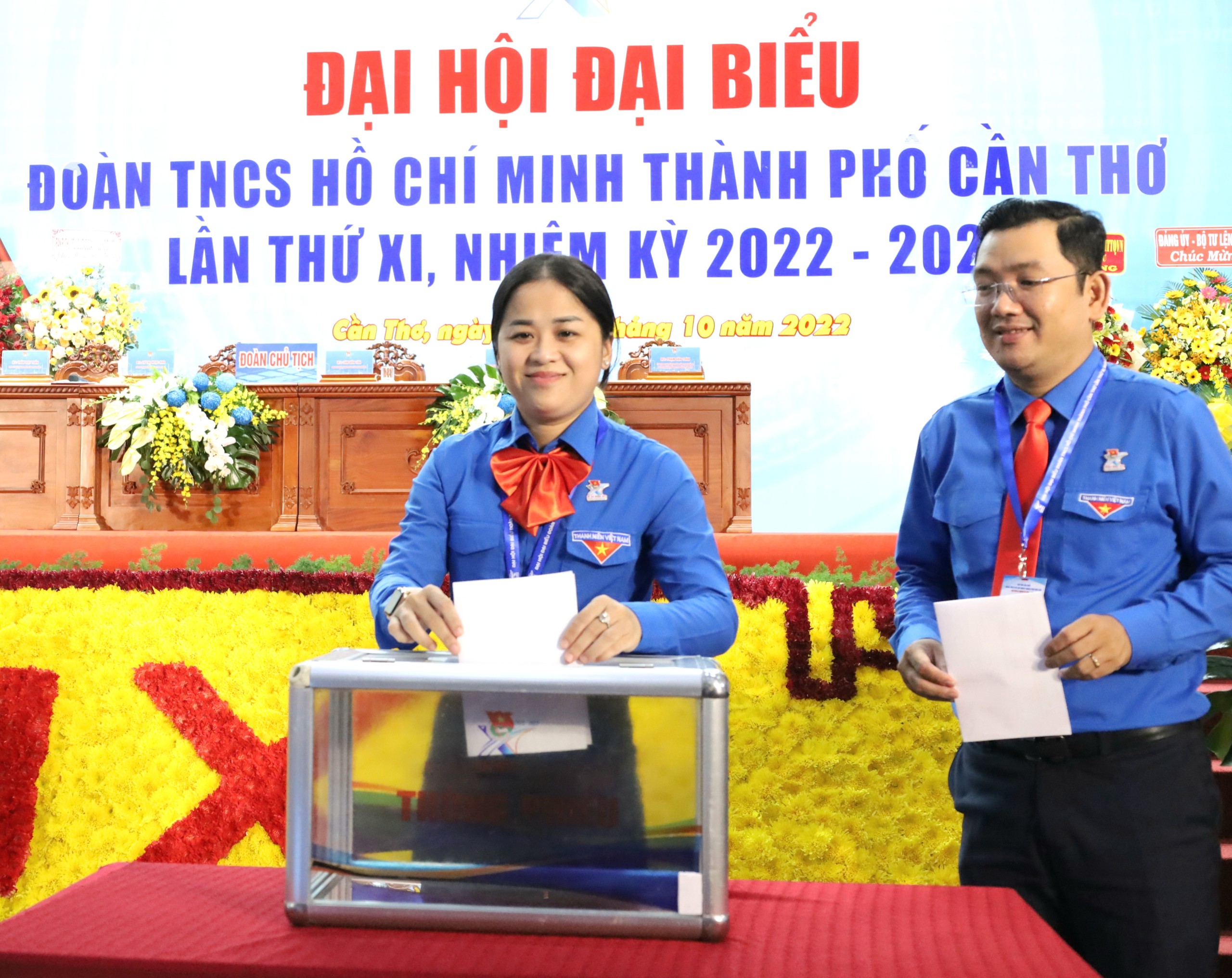 Các đại biểu chính thức thực hiện thủ tục bỏ phiếu tại đại hội.