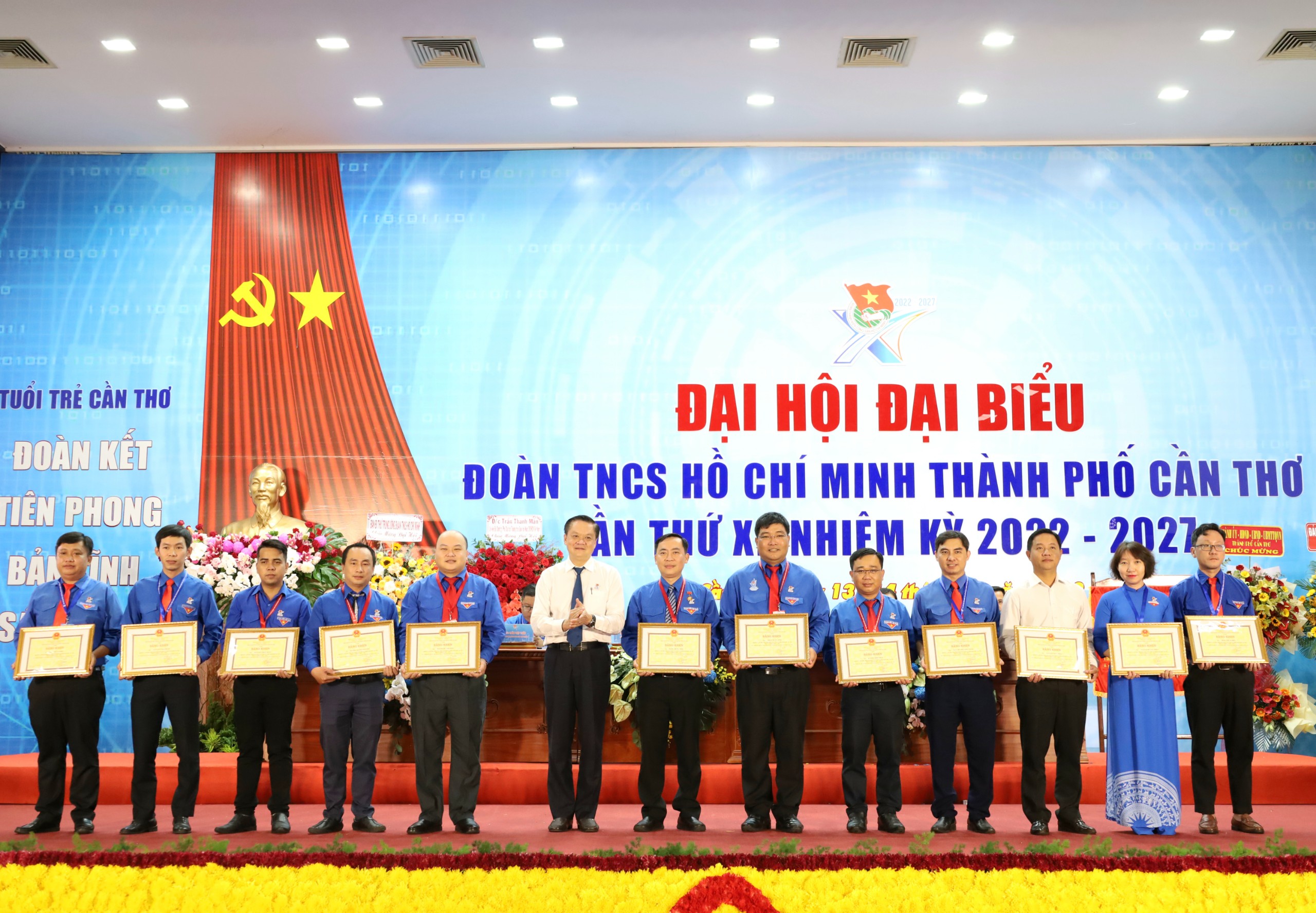 Ông Dương Tấn Hiển - UV BTV Thành ủy, Phó Chủ tịch thường trực UBND TP. Cần Thơ trao tặng bằng khen của UBND TP. Cần Thơ cho các tập thể, cá nhân đạt thành tích xuất sắc.