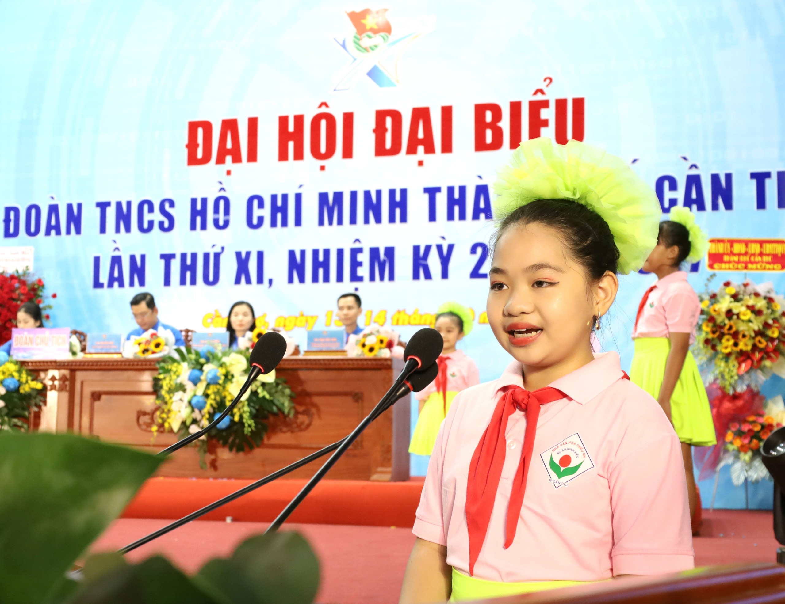 Em Nguyễn Ngọc Tuyết Như - học sinh Trường TH Cái Khế 2, quận Ninh Kiều thay mặt thiếu nhi thành phố phát biểu chúc mừng đại hội.