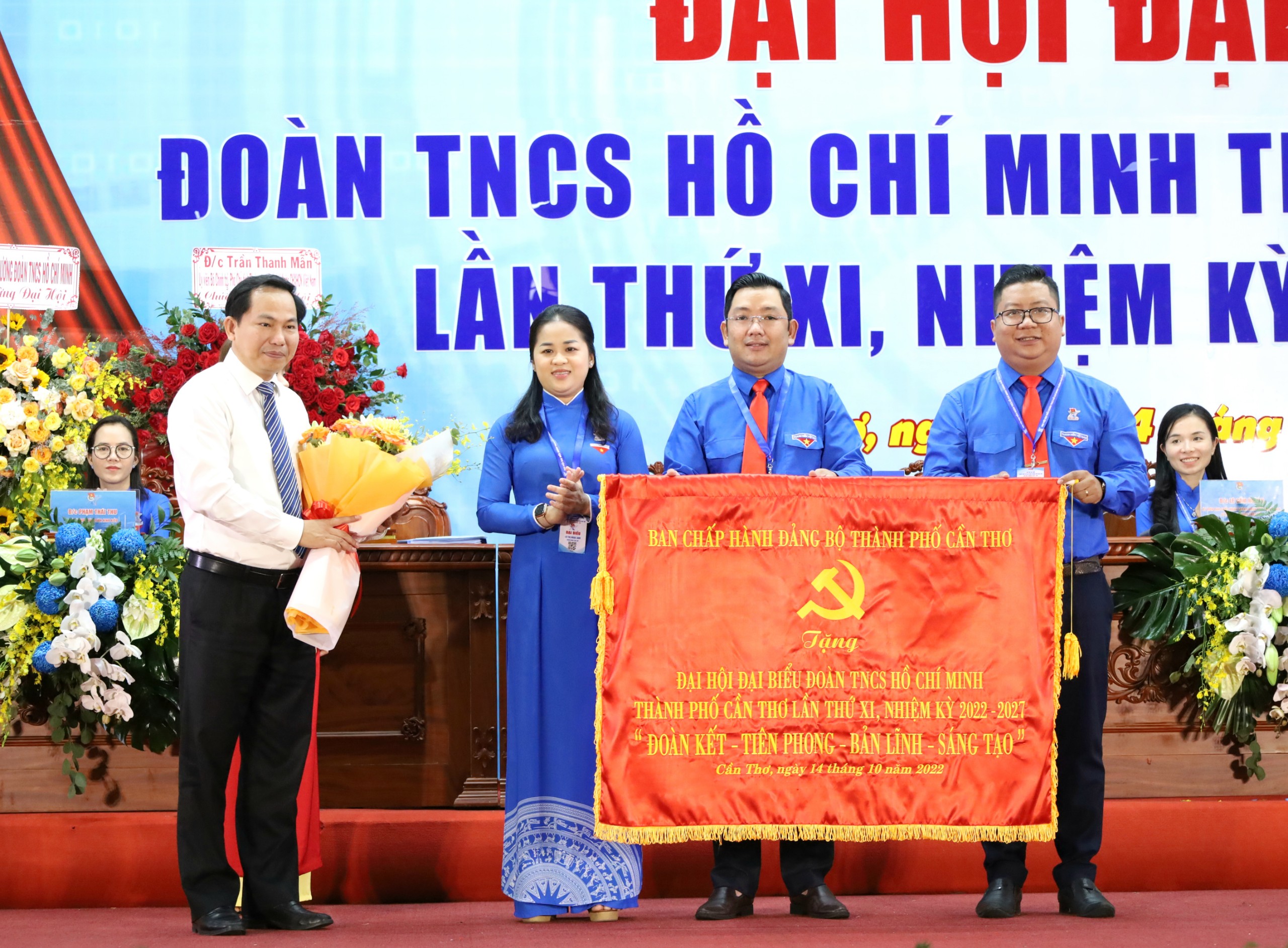 Ông Lê Quang Mạnh – UV BCH Trung ương Đảng, Bí thư Thành ủy Cần Thơ trao tặng bức trướng cho tuổi trẻ thành phố.