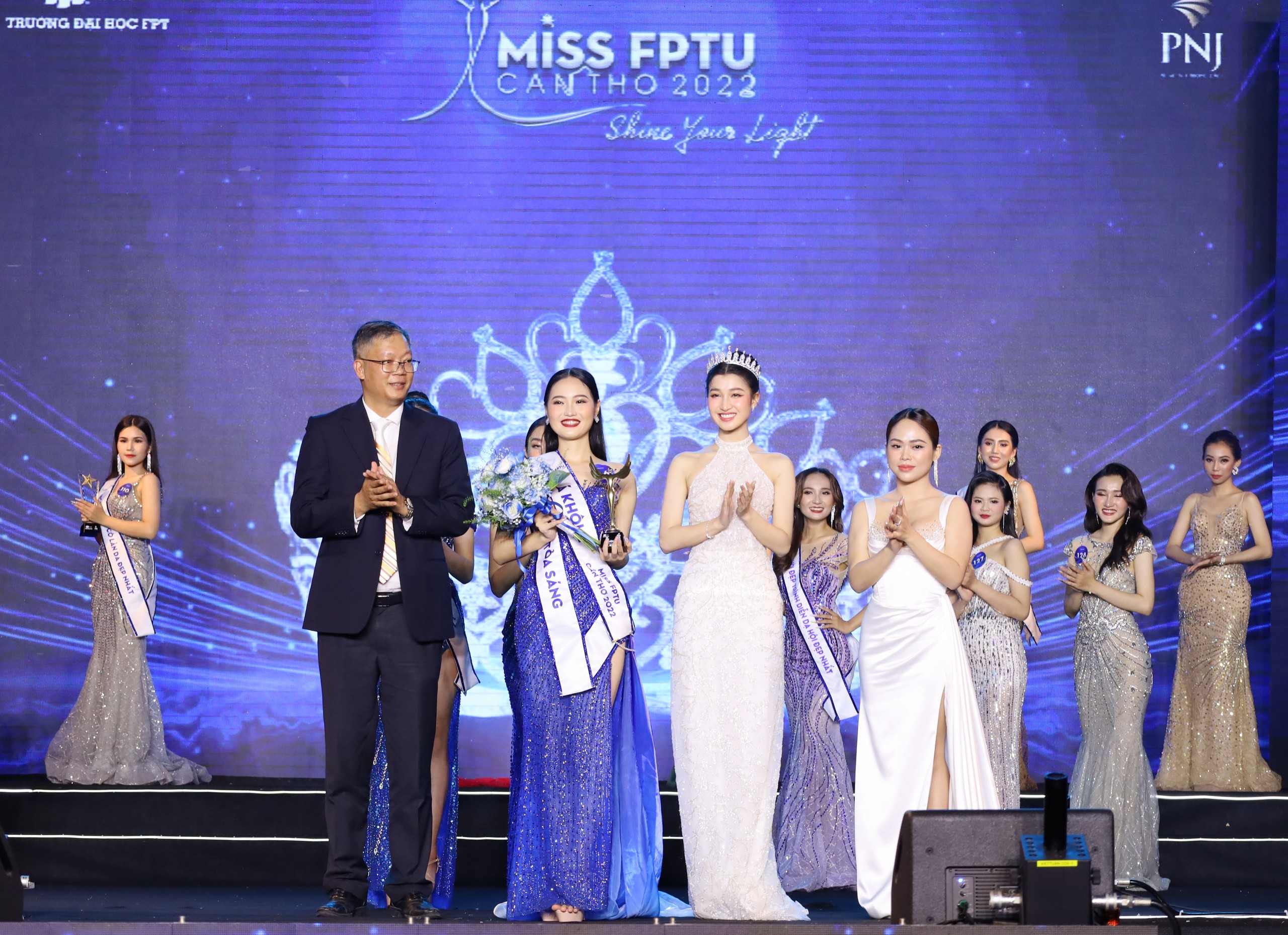 Á hậu 2 Miss World Vietnam 2022 - Nguyễn Phương Nhi và nhà tài trợ trao giải cho Á khôi 2 - Phan Hải Như.