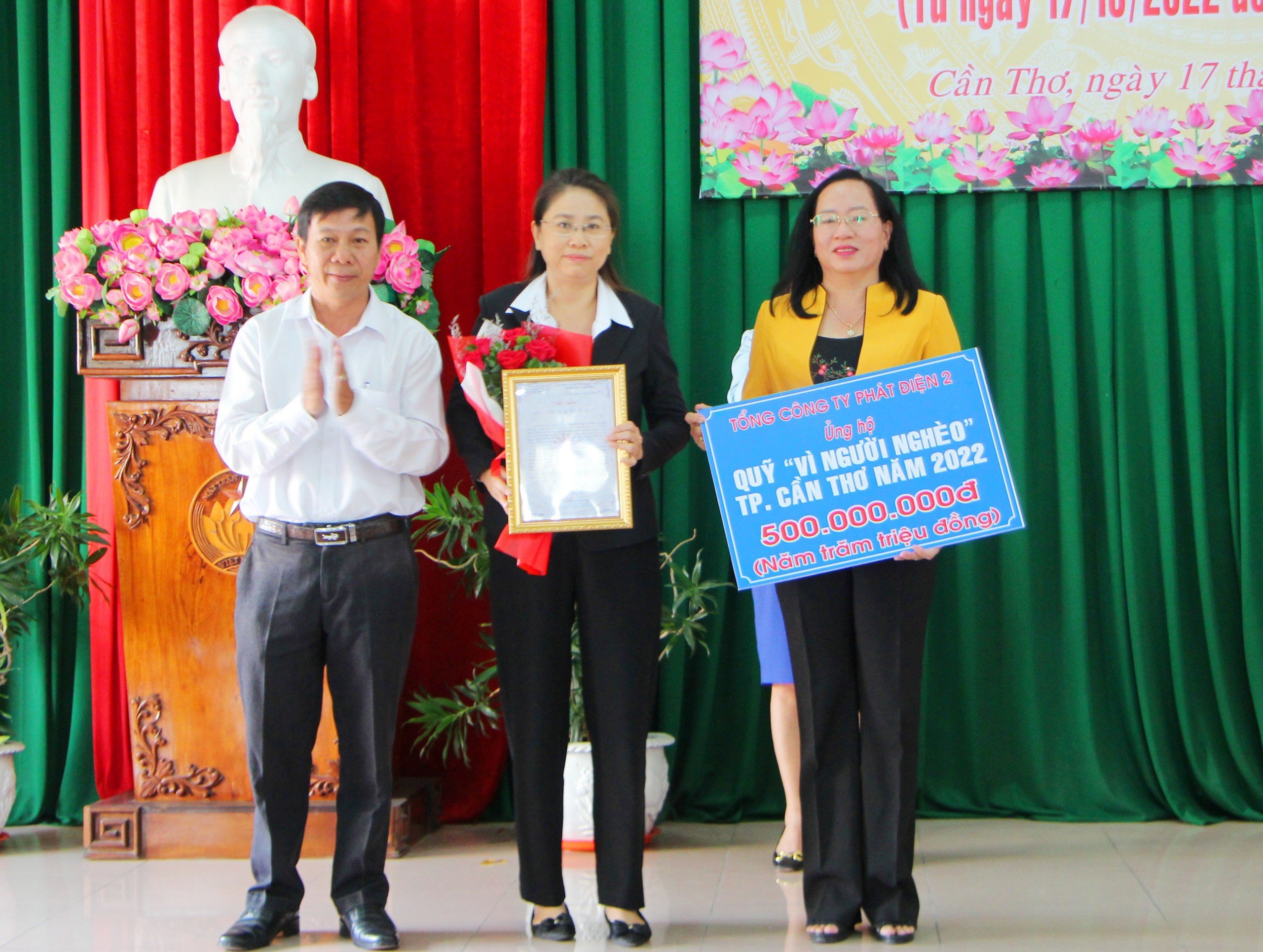 Bà Phạm Trần Phương Duyên - Phó Chánh văn phòng Tổng Công ty Phát điện 2 trao bảng ủng hộ Quỹ 'Vì người nghèo' TP. Cần Thơ số tiền 500 triệu đồng.