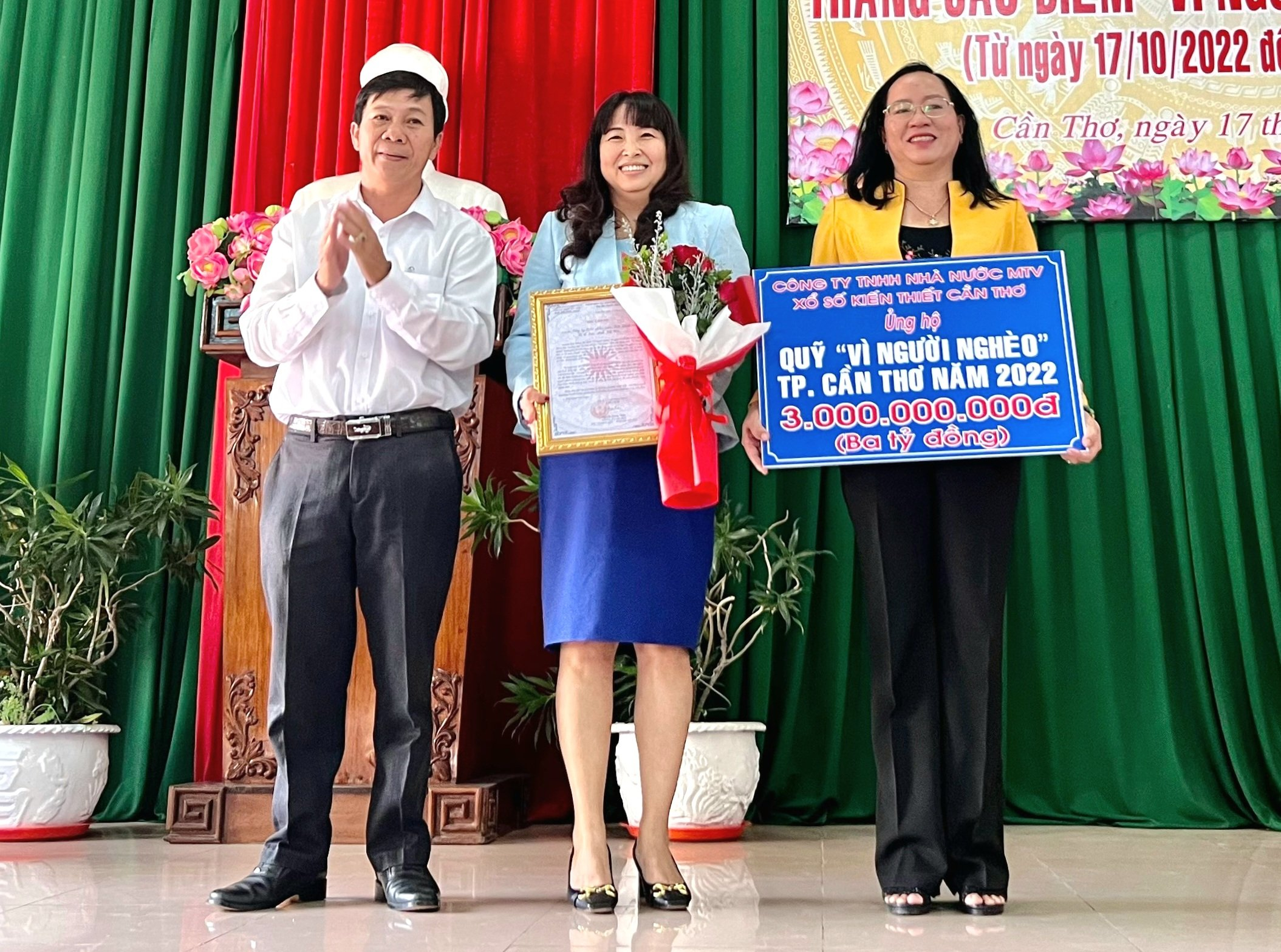 Bà Nguyễn Thị Ánh Xuân - Giám đốc Công ty TNHH Nhà nước MTV Xổ số kiến thiết Cần Thơ trao bảng ủng hộ Quỹ 'Vì người nghèo' TP. Cần Thơ số tiền 3 tỷ đồng.