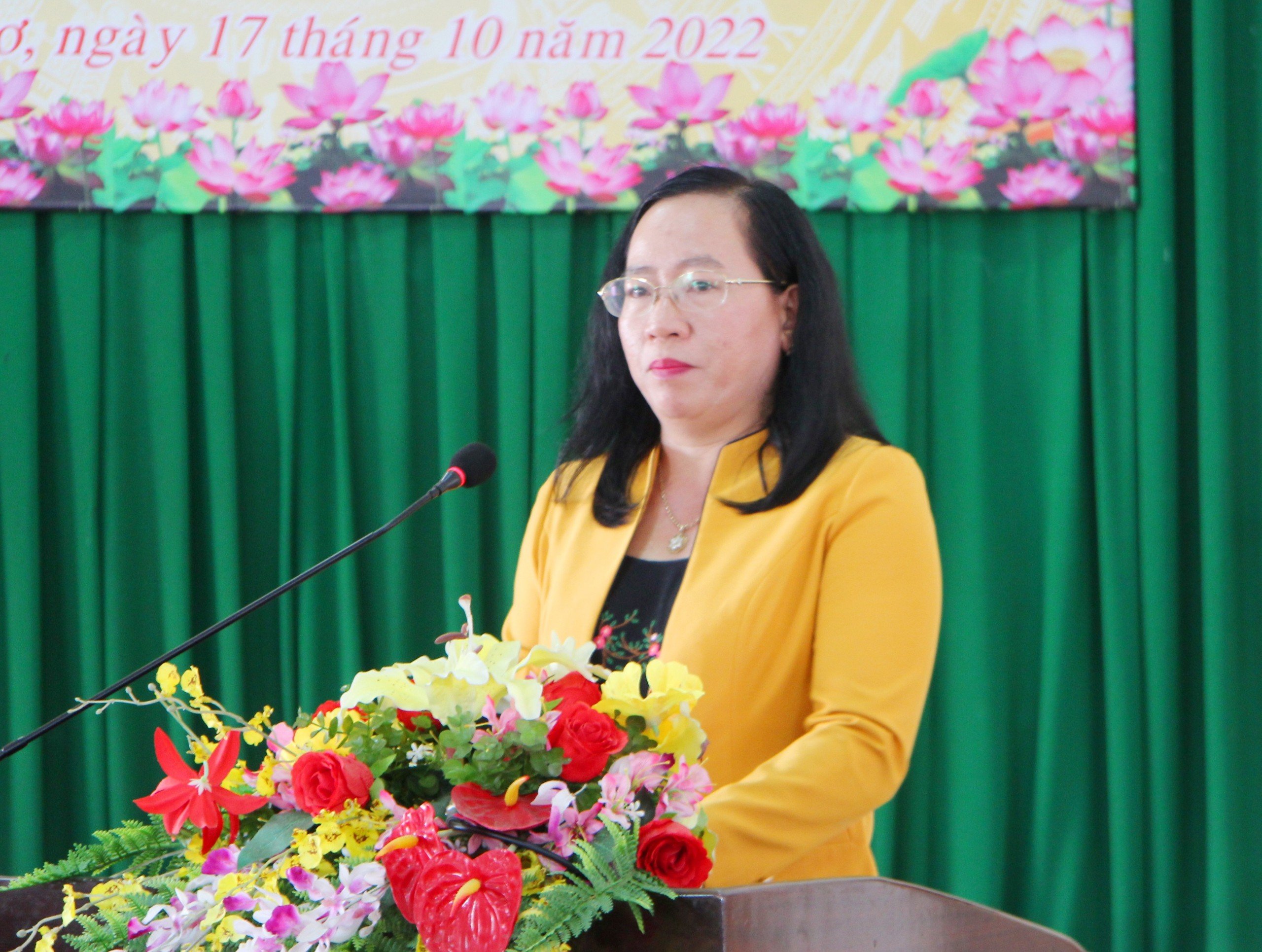 Bà Nguyễn Thúy Hằng - Phó Chủ tịch UB MTTQ Việt Nam TP. Cần Thơ thông qua công văn chỉ đảo của Thành ủy Cần Thơ về chỉ đạo triển khai thực hiện các hoạt động vì người nghèo năm 2022.