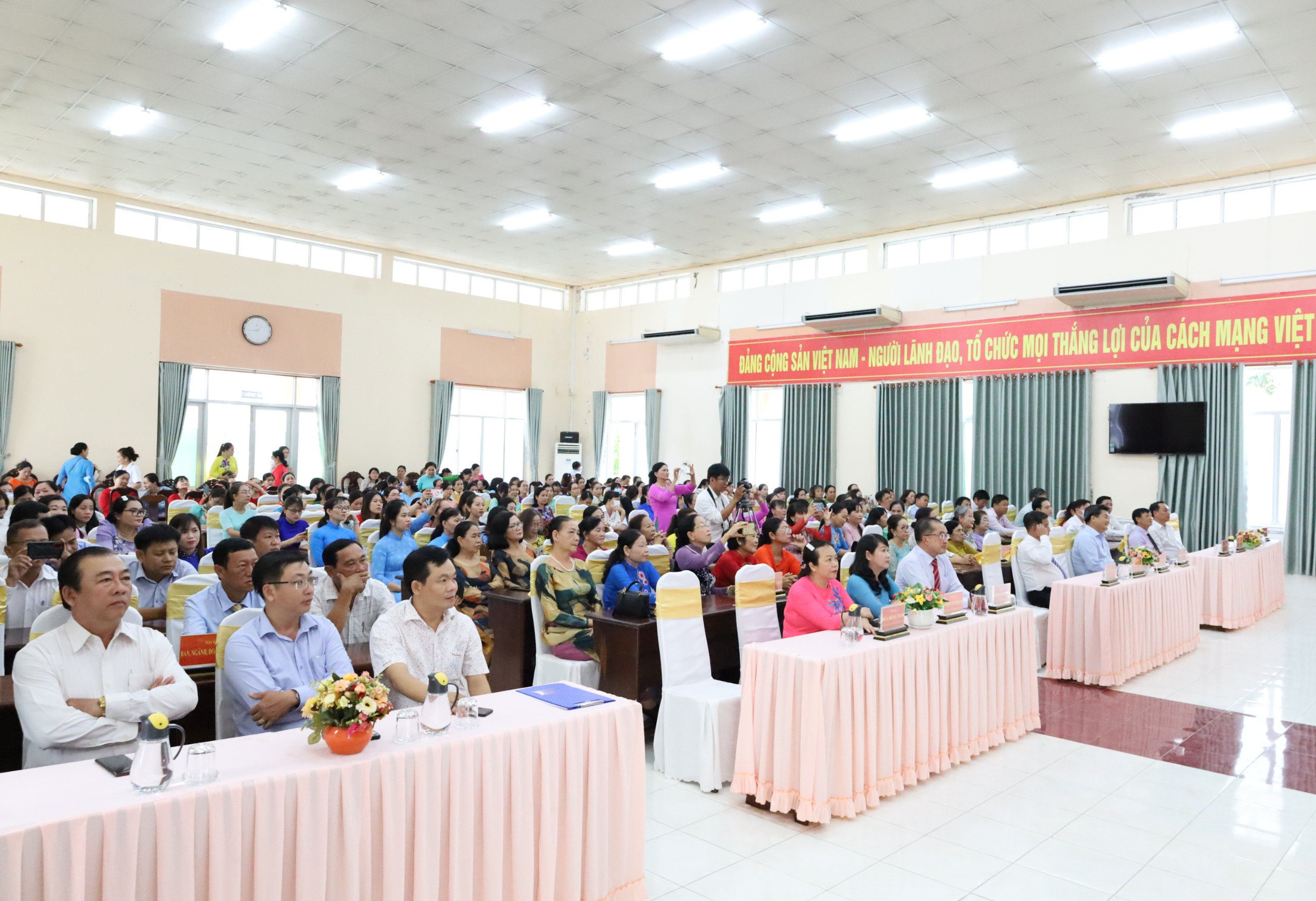 Quang cảnh buổi họp mặt kỷ niệm 92 năm thành lập Hội LHPN Việt Nam và Ngày Phụ nữ Việt Nam 20/10.