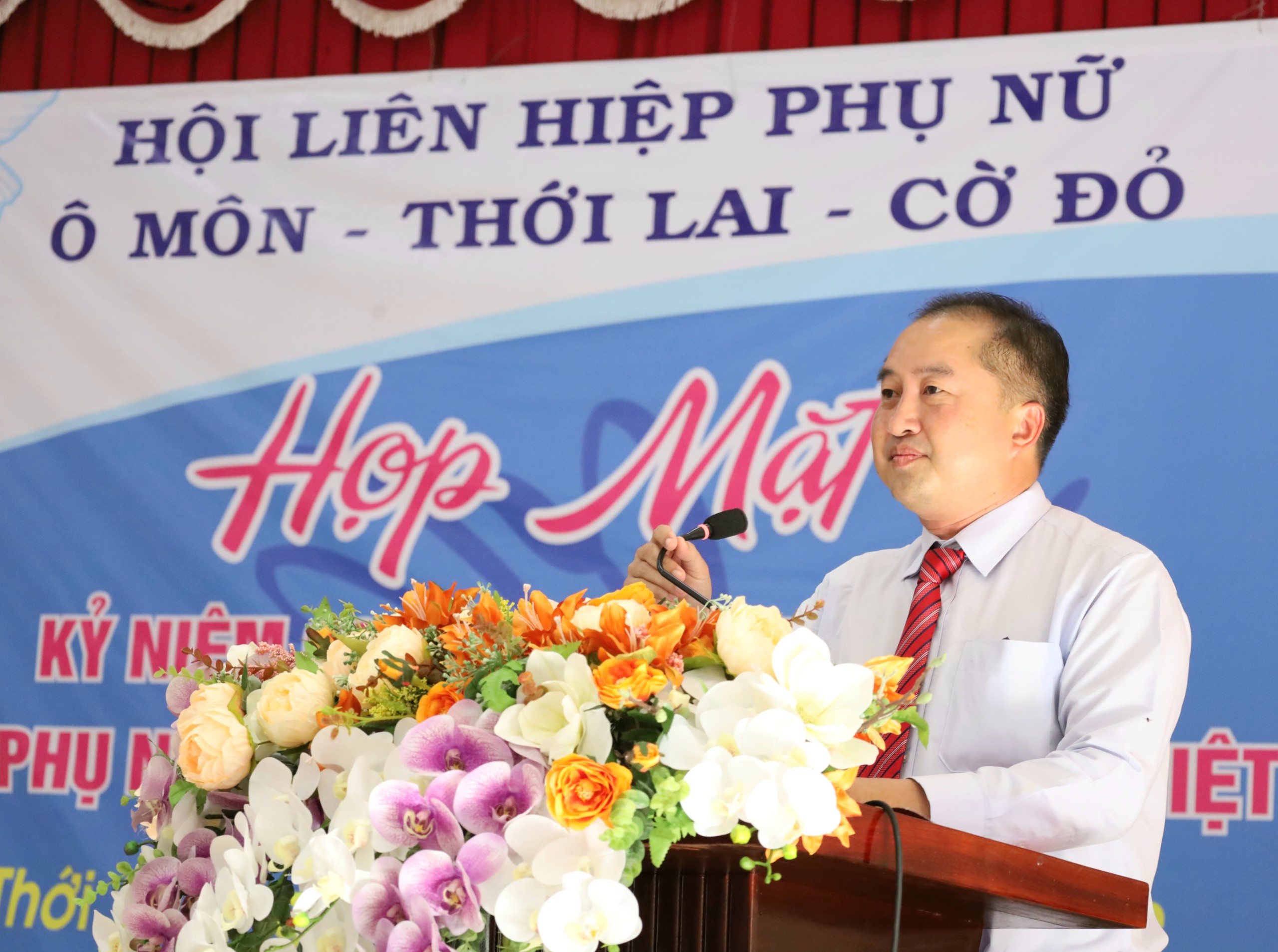 Ông Huỳnh Văn Tùng - Phó Bí thư thường trực Huyện ủy Thới Lai phát biểu tại buổi họp mặt.