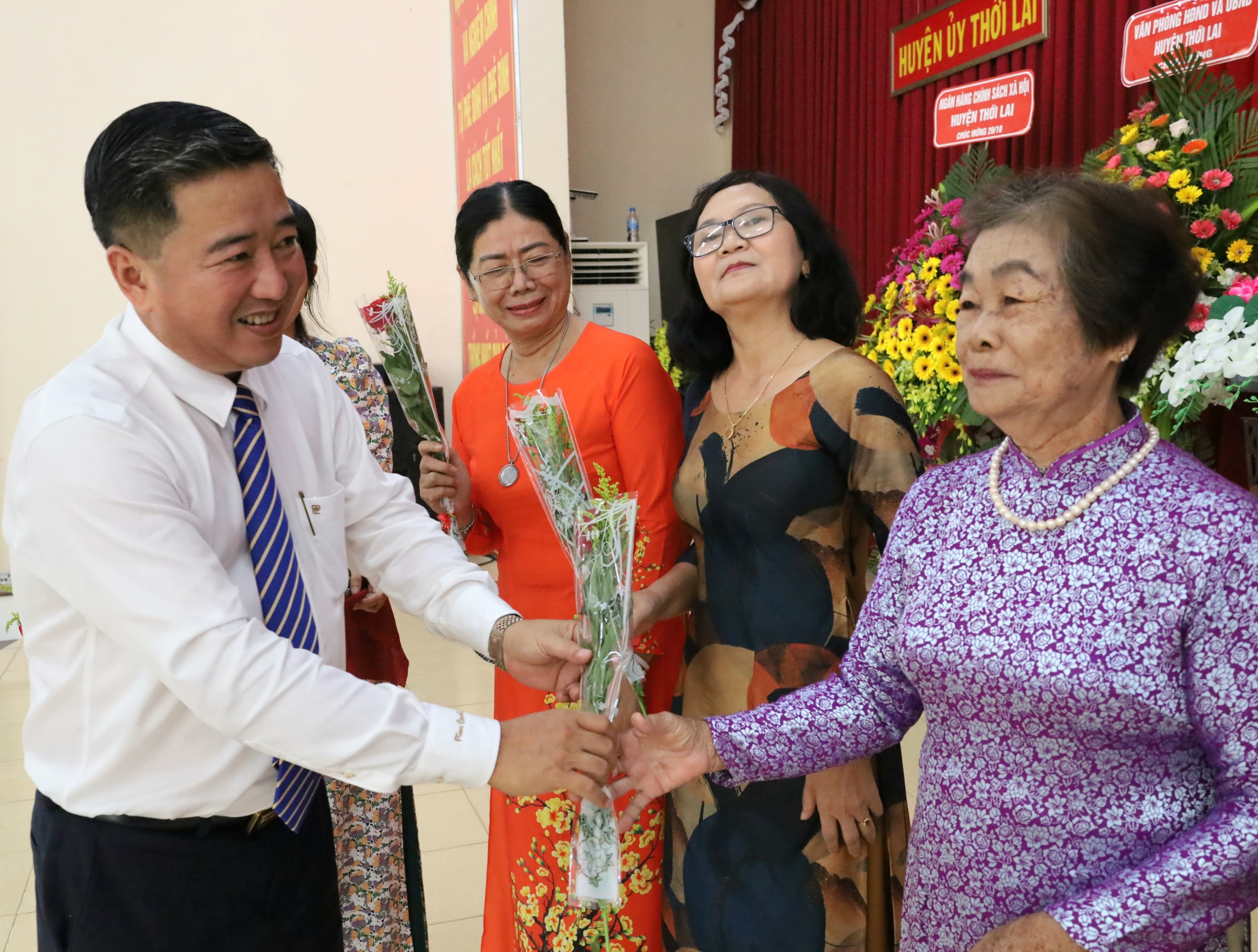 Ông Huỳnh Mười Một - Bí thư Huyện ủy Cờ Đỏ tặng quà cho lãnh đạo Hội cao niên qua các nhiệm kỳ.