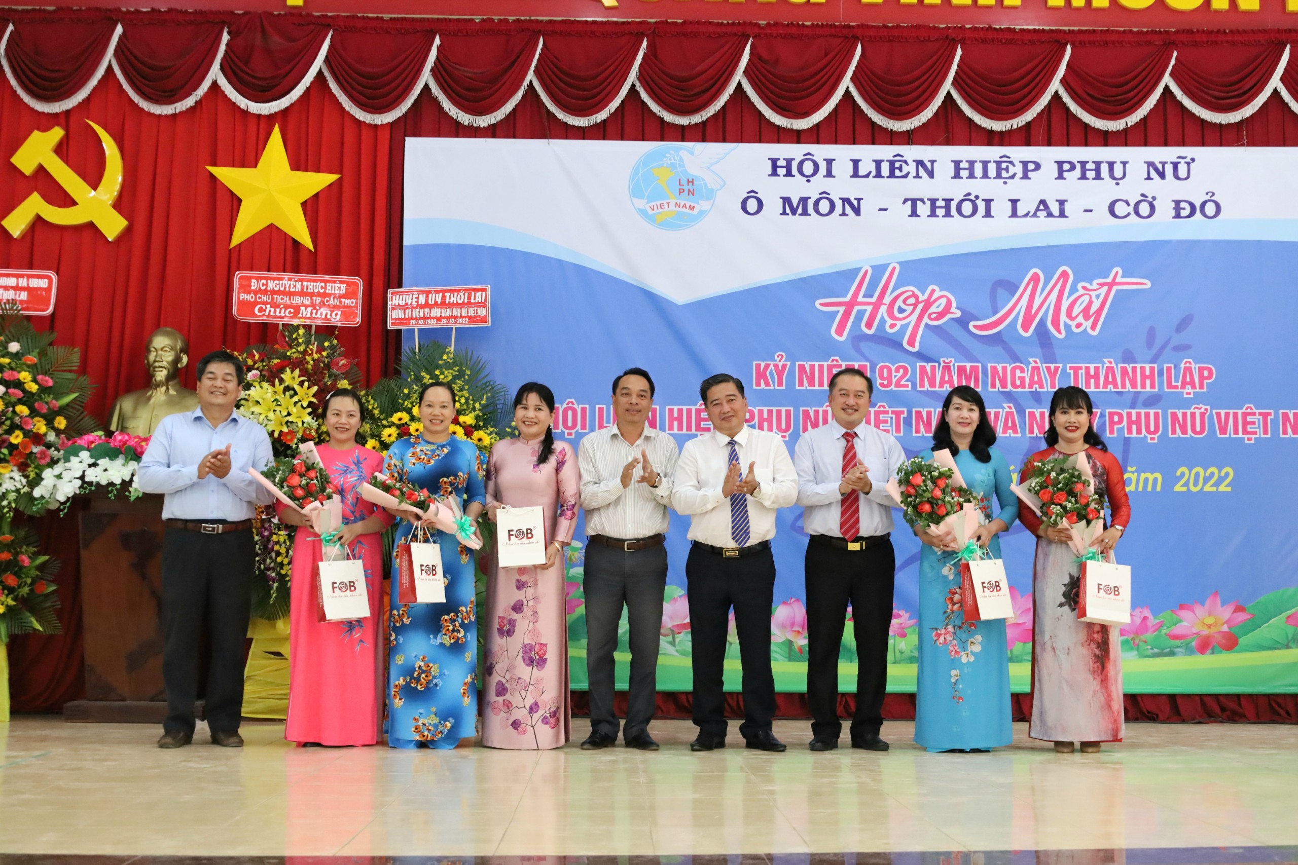 Ông Huỳnh Mười Một - Bí thư Huyện ủy Cờ Đỏ và ông Huỳnh Văn Tùng - Phó Bí thư thường trực Huyện ủy Thới Lai tặng quà cho lãnh đạo Hội LHPN TP và các địa phương.