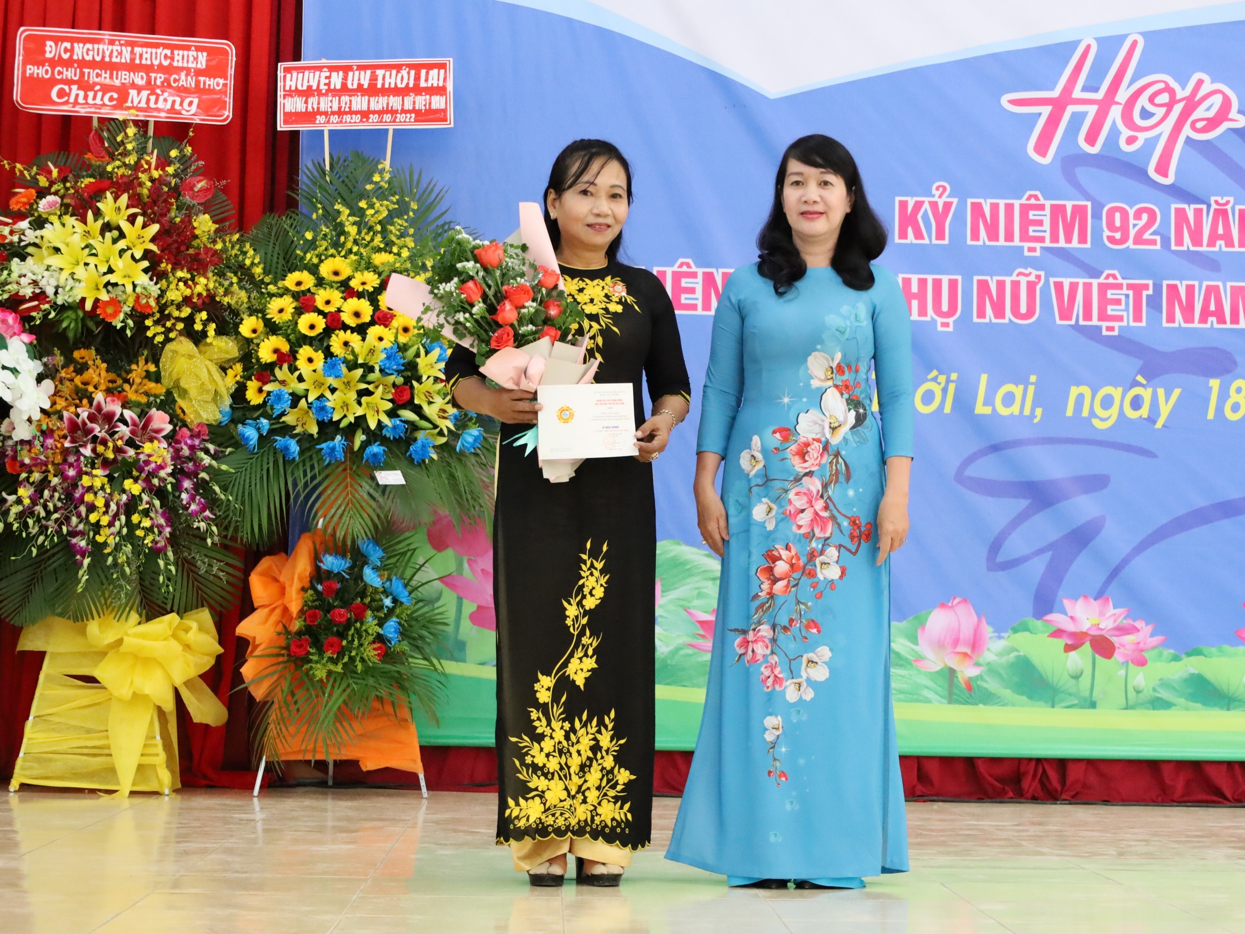 Bà Nguyễn Thị Thu Lam - Phó Chủ tịch Hội LHPN TP. Cần Thơ tặng kỷ niệm chương cho cá nhân có thành tích tiêu biểu “Vì sự phát triển của Phụ nữ Việt Nam”.