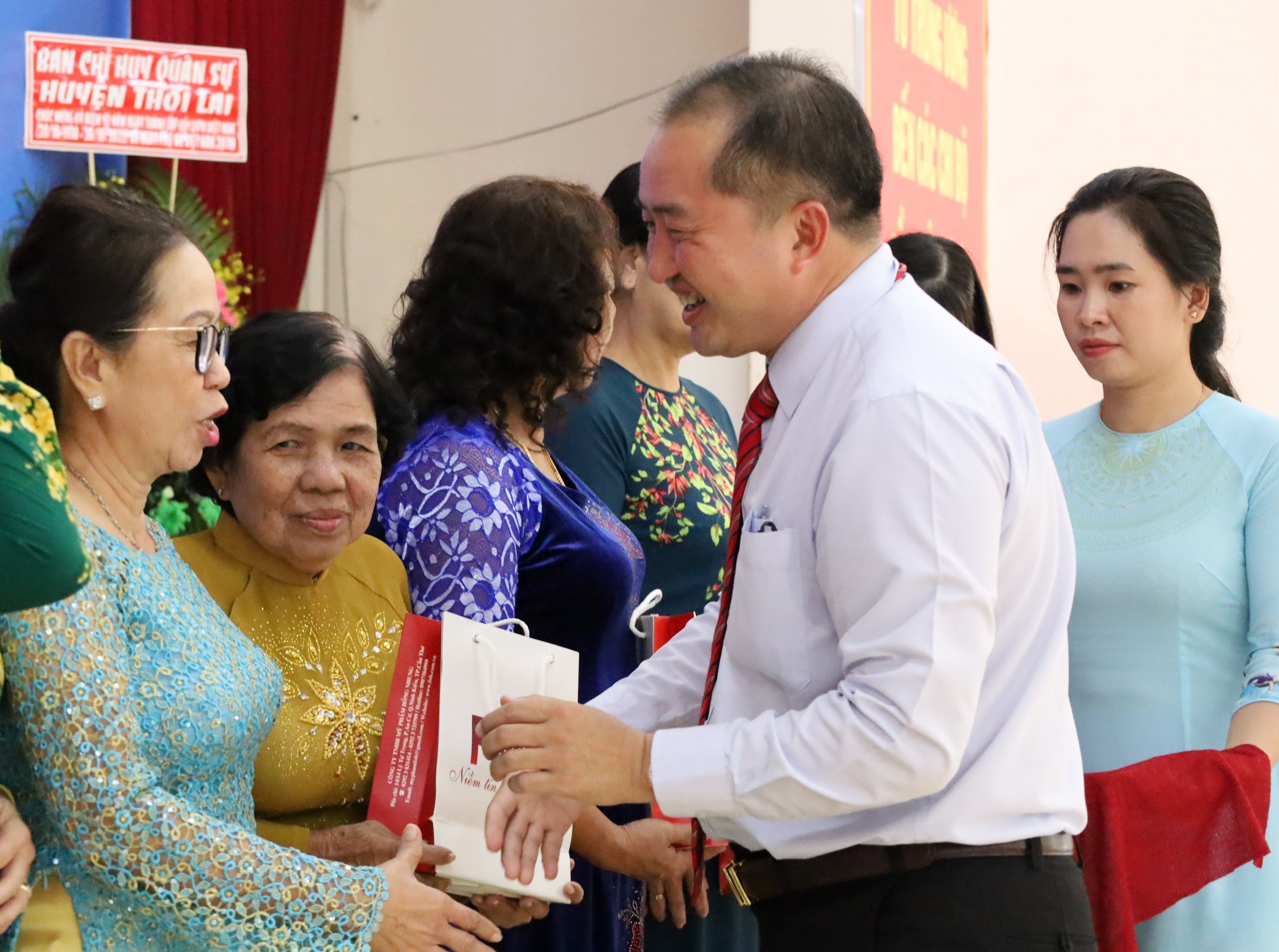 Ông Huỳnh Văn Tùng - Phó Bí thư thường trực Huyện ủy Thới Lai tặng quà cho lãnh đạo Hội cao niên qua các nhiệm kỳ.