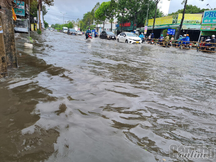 Triều cường lên cao gây ngập sâu các tuyến đường giao thông nội ô quận Ninh Kiều vào đầu tháng 10-2022.