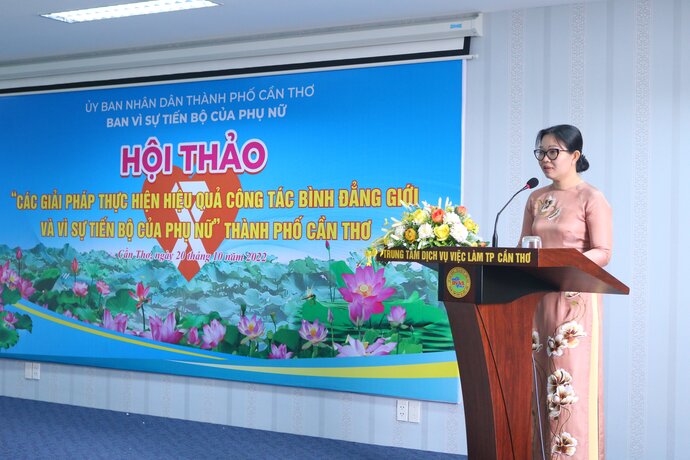 Bà Trần Thị Vĩnh Nghi - Ủy viên Ban Thường vụ, Trưởng Ban Dân vận Thành ủy phát biểu chỉ đạo hội thảo.