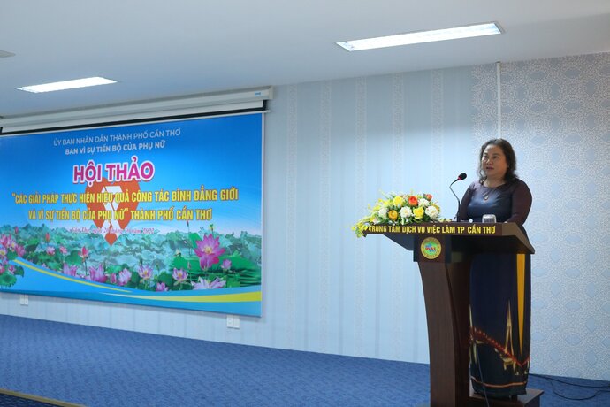 Tiến sĩ Trần Thị Xuân Mai - Ủy viên UBND, Phó trưởng ban thường trực Ban vì sự tiến bộ của phụ nữ, Giám đốc Sở LĐTBXH thành phố Cần Thơ phát biểu ý kiến khai mạc hội thảo.