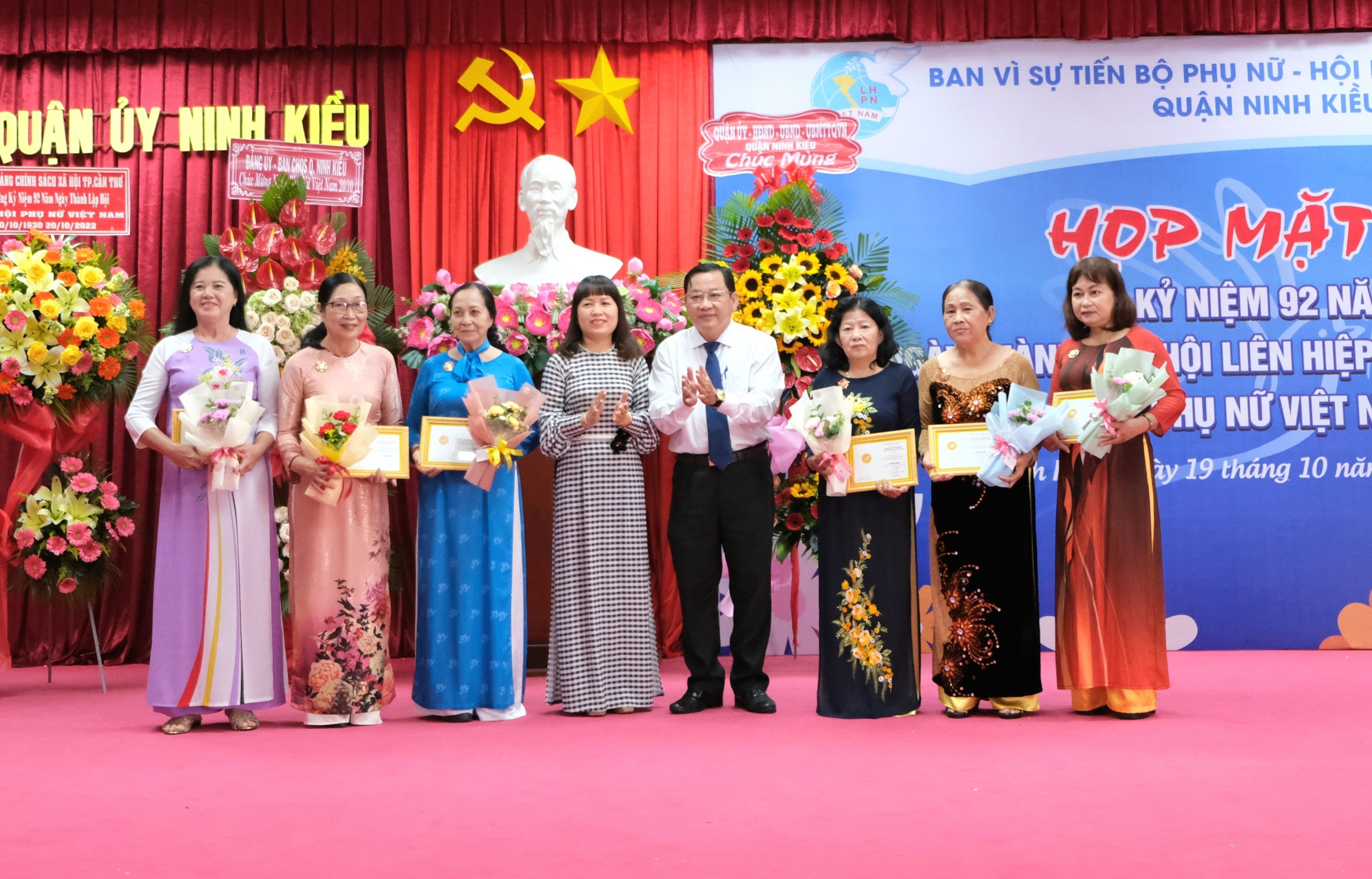 Bà Lê Thị Thúy Hằng - Phó Chủ tịch Hội LHPN TP. Cần Thơ và ông Trần Tiến Dũng - Phó Bí thư thường trực Quận ủy, Chủ tịch HĐND quận Ninh Kiều trao tặng kỷ niệm chương cho các các nhân đạt thành tích 'Vì sự tiến bộ của Phụ nữ Việt Nam' năm 2022.