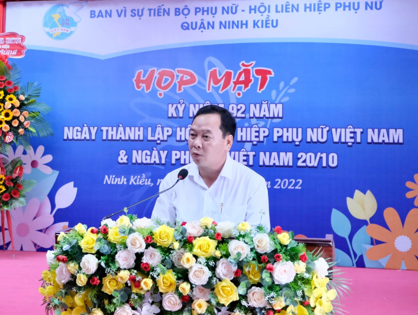 Ông Nguyễn Ngọc Ánh - Ủy viên ban Thường vụ Quận ủy - Phó Chủ tịch Thường trực Ủy Ban nhân dân quận – Trưởng Ban vì sự tiến bộ phụ nữ quận Ninh Kiều phát biểu tại buổi họp mặt.