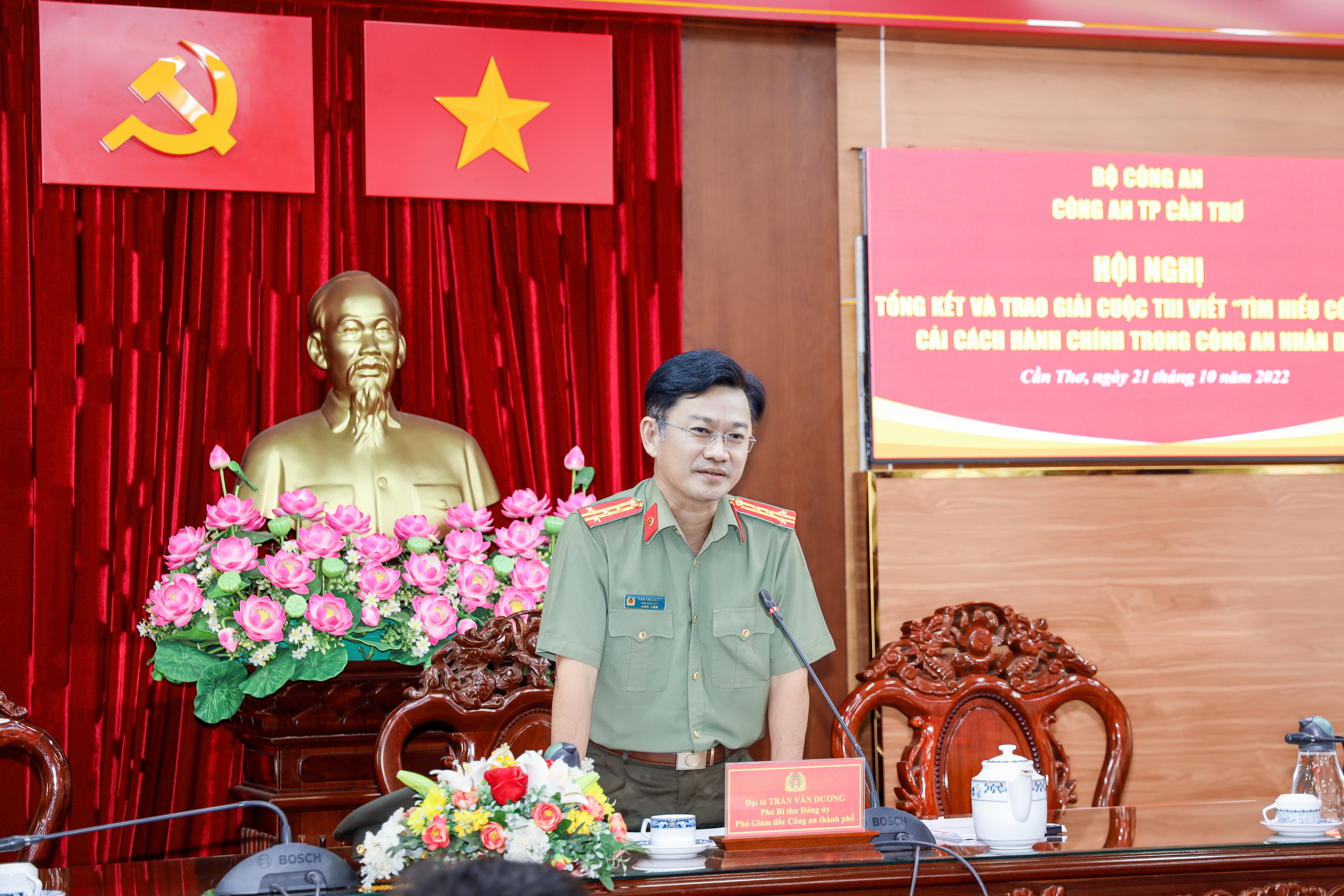 Đại tá Trần Văn Dương - Phó Giám đốc Công an TP. Cần Thơ, Trưởng Ban Tổ chức hội thi phát biểu chỉ đạo tại hội nghị.