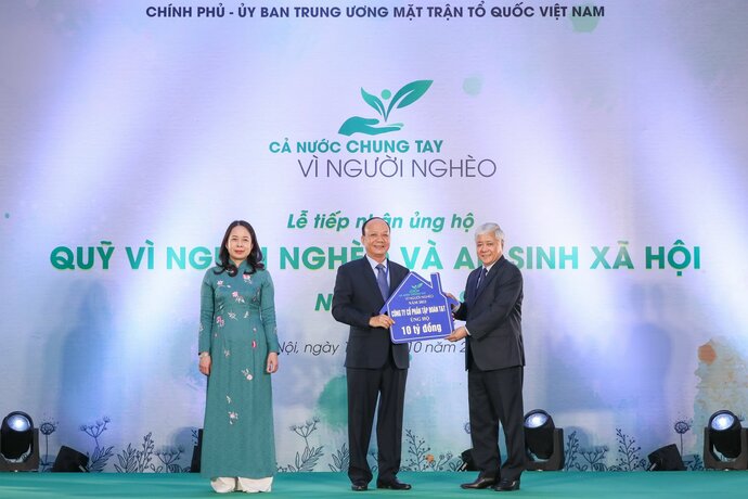 Đại diện lãnh đạo Tập đoàn T&T Group (giữa) trao tặng 10 tỷ đồng ủng hộ Quỹ “Vì người nghèo” Trung ương.