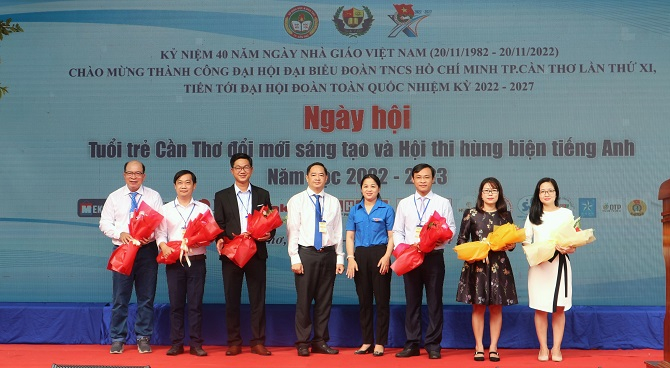 Chị Lư Thị Ngọc Anh - Bí thư Thành đoàn Cần Thơ tặng hoa cho ban giám khảo hội thi.