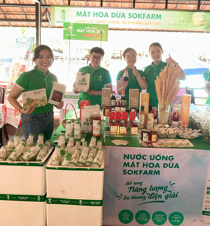 Trong ngày hội, sản phẩm Mật hoa dừa SOKFARM mang vị dừa Trà Vinh đến với người tiêu dùng trong và ngoài nước trong bởi những sản phẩm sức khỏe thuần thiên nhiên.