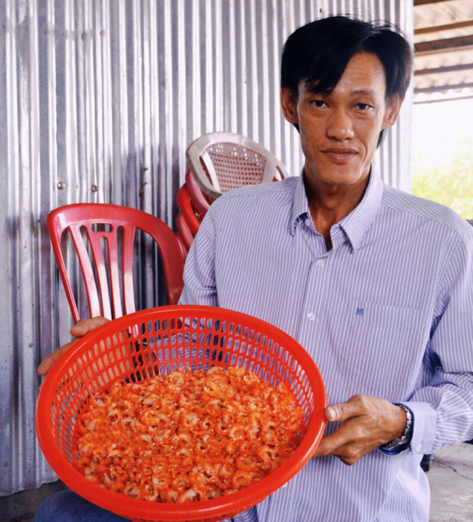 Khởi đầu bằng việc sản xuất tôm khô, đến năm 2014, tôm khô của anh Lê Minh Sang đã được bình chọn là sản phẩm công nghiệp nông thôn tiêu biểu cấp tỉnh.