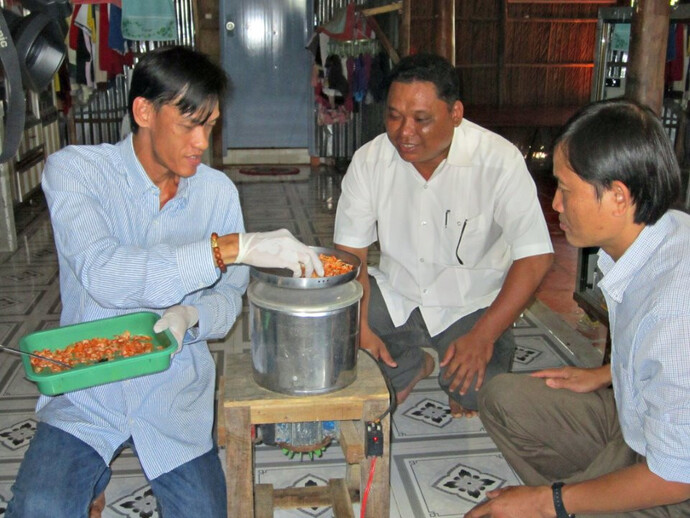 Anh Lê Minh Sang cùng chiếc máy xay tôm khô chà bông tự chế.