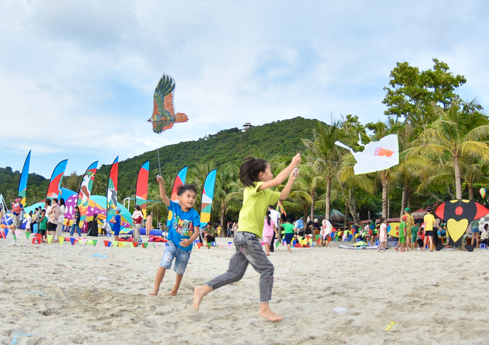 Những cánh diều tung bay mang theo tiếng cười rộn rã trẻ thơ.