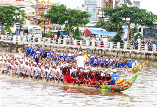 Hoạt động đua ghe ngo của đồng bào Khmer tại Lễ hội Ok Om Bok. (Ảnh: travinhgov)
