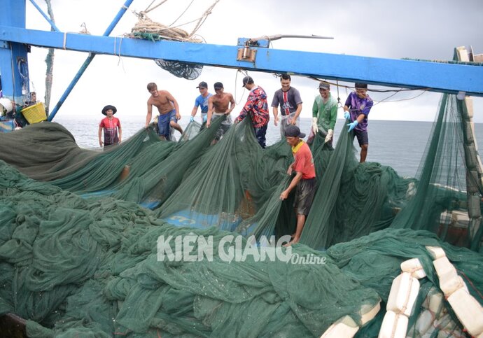 Bạn thuyền làm việc trên tàu đánh bắt thủy sản ở vùng biển Nam Du (Kiên Giang).